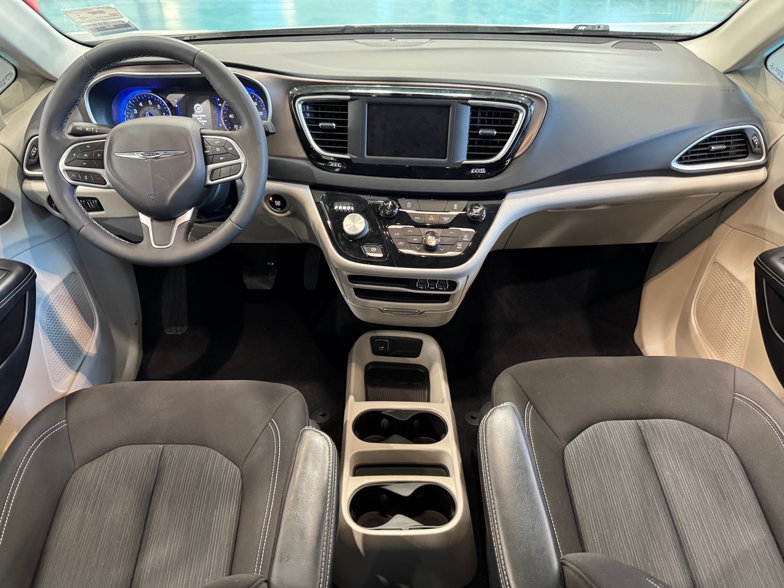 Thumbnail: 2022 Chrysler Voyager - 3