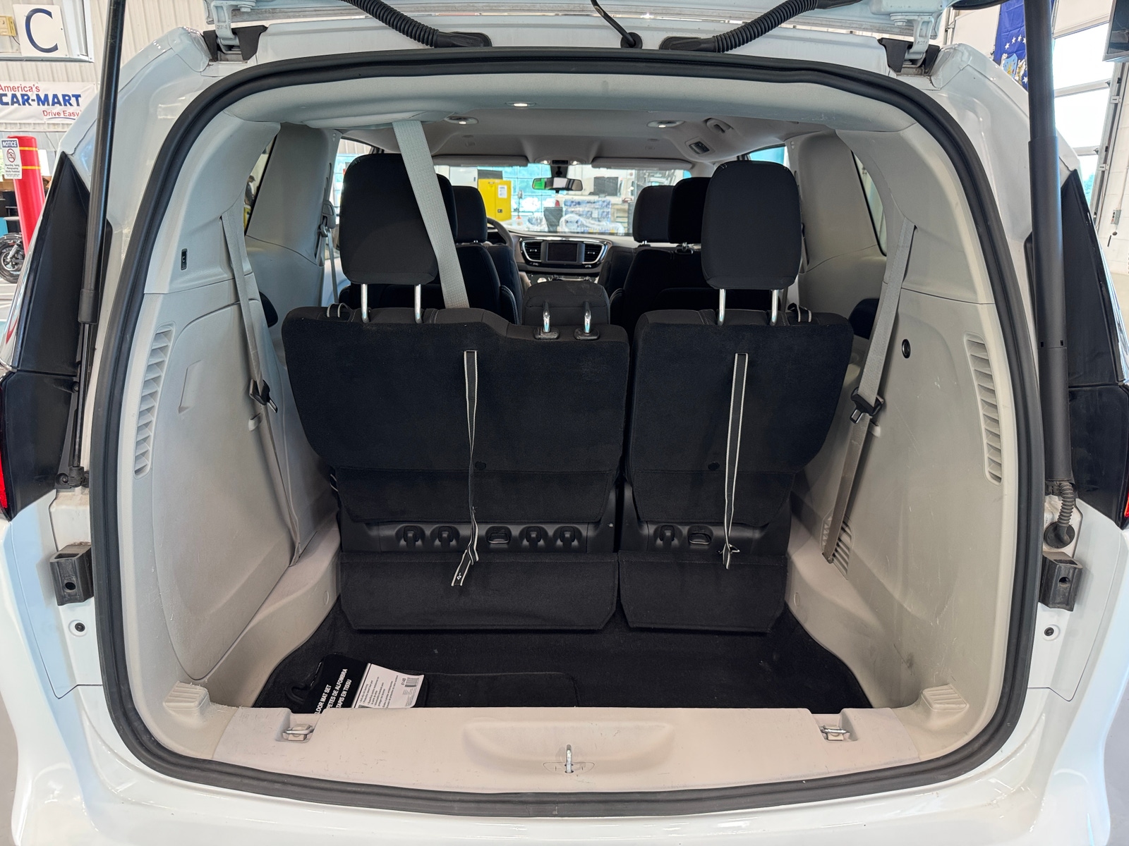 Thumbnail: 2022 Chrysler Voyager - 7