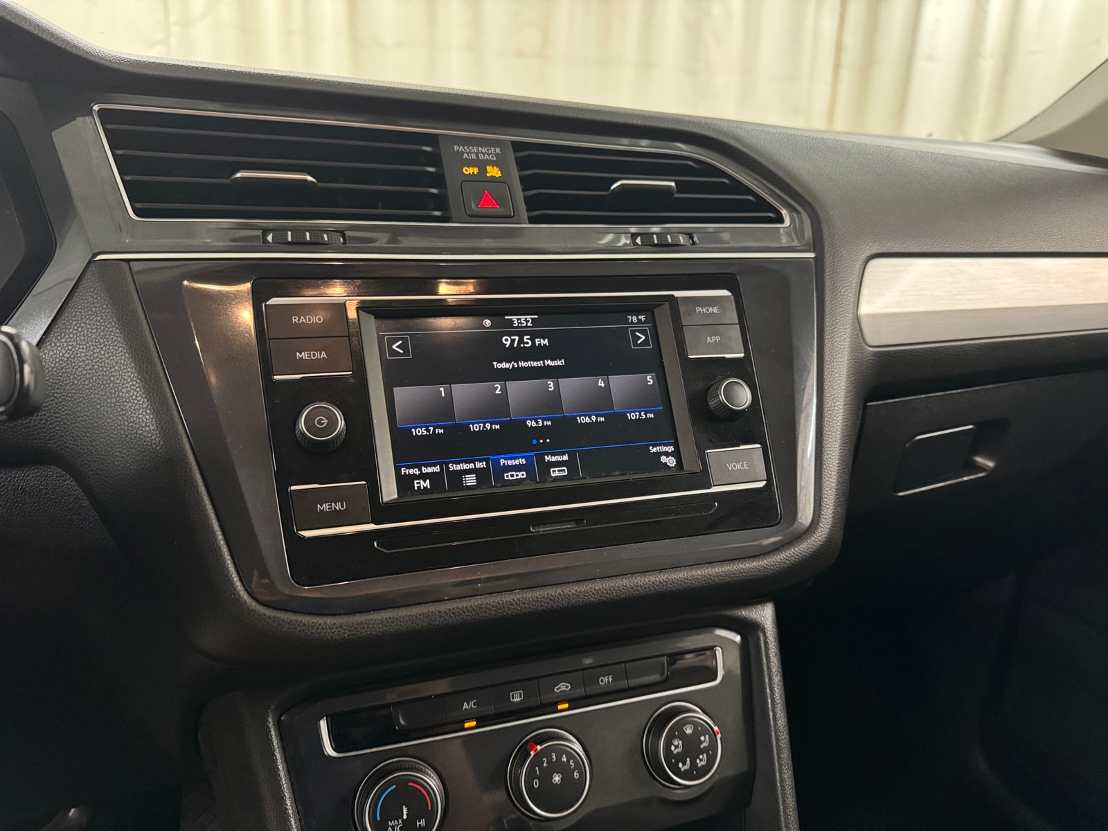 Thumbnail: 2020 Volkswagen Tiguan - 4