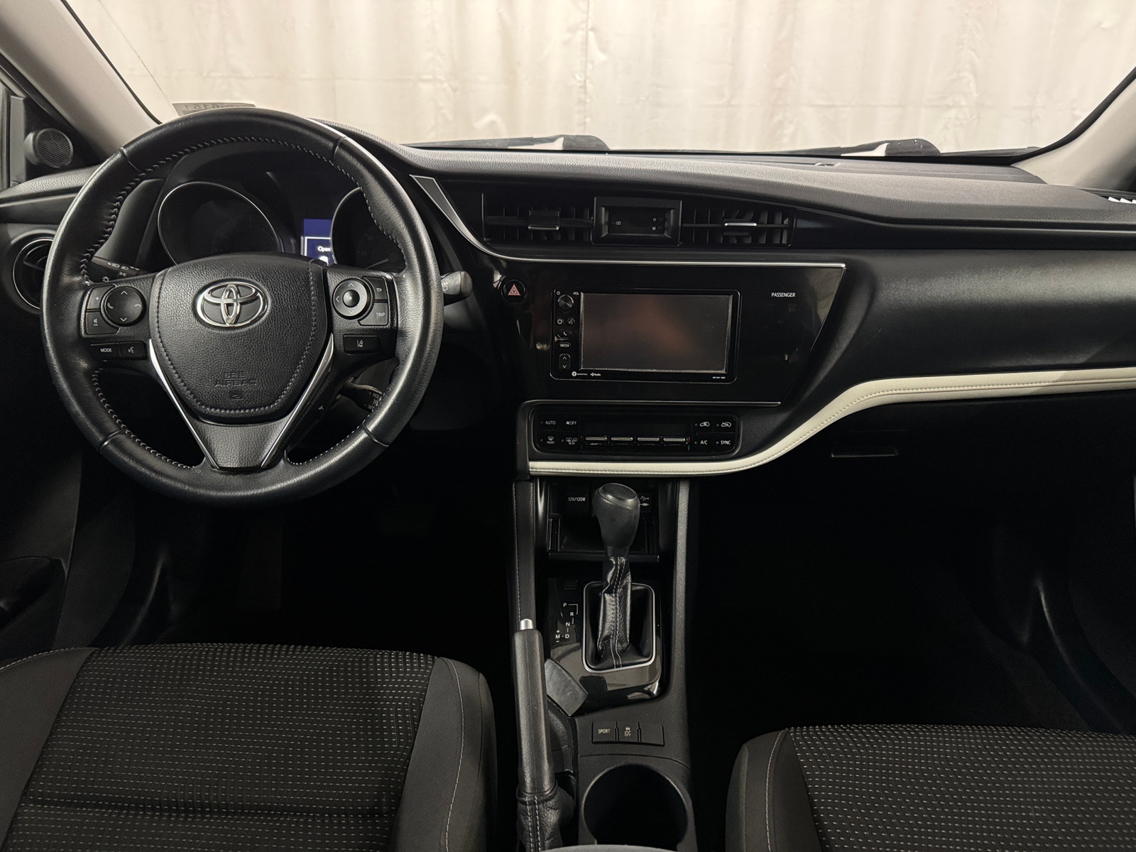 Thumbnail: 2018 Toyota Corolla iM - 3