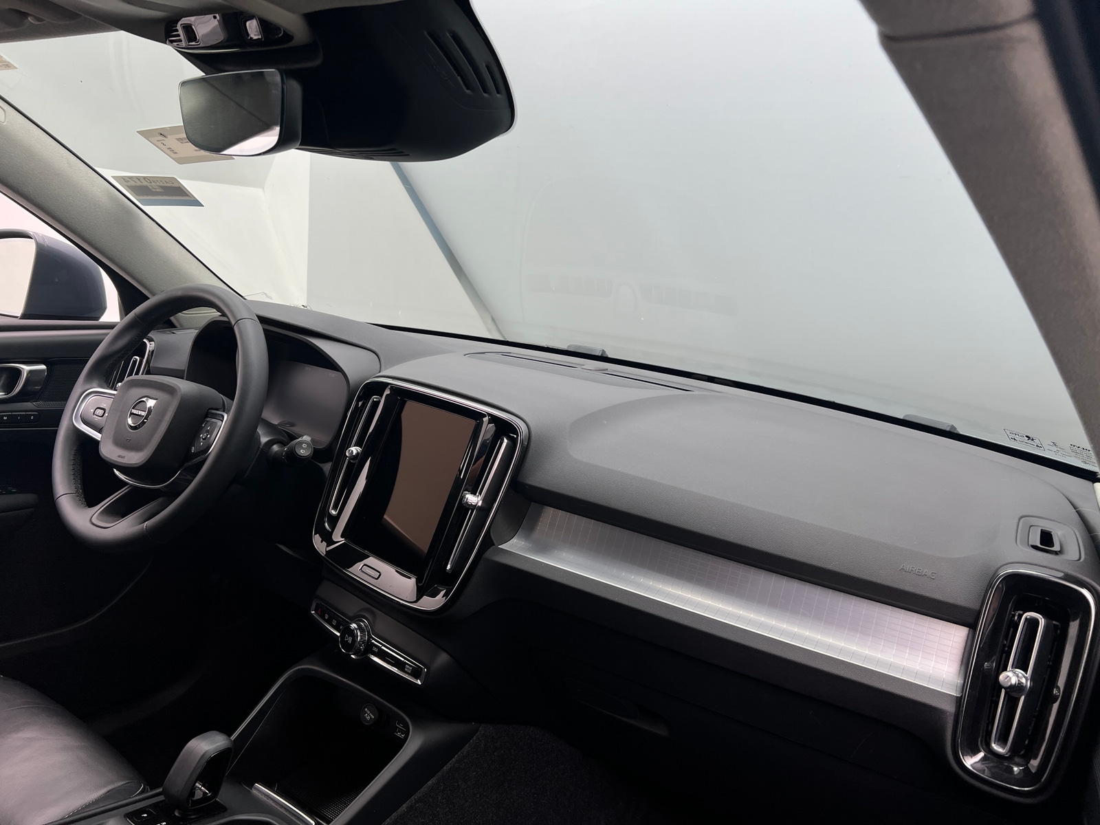 Thumbnail: 2022 Volvo XC40 - 2