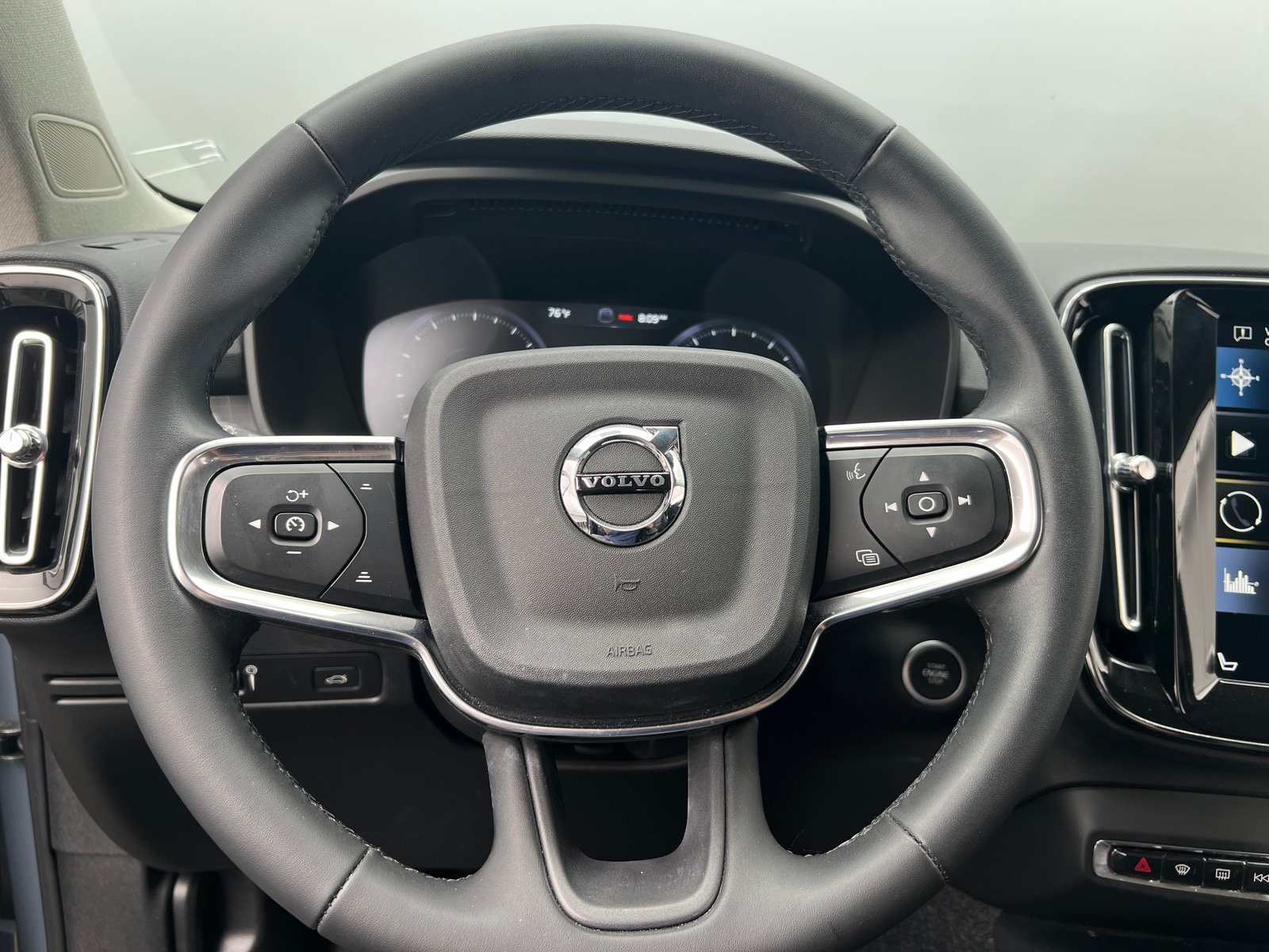 Thumbnail: 2022 Volvo XC40 - 4