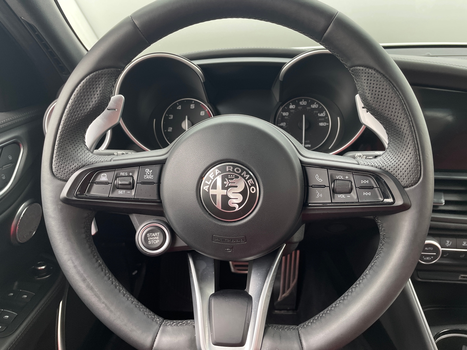 Thumbnail: 2023 Alfa Romeo Giulia - 4
