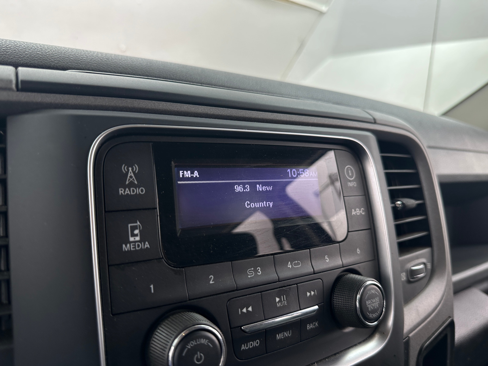 Thumbnail: 2019 RAM 1500 Classic - 4