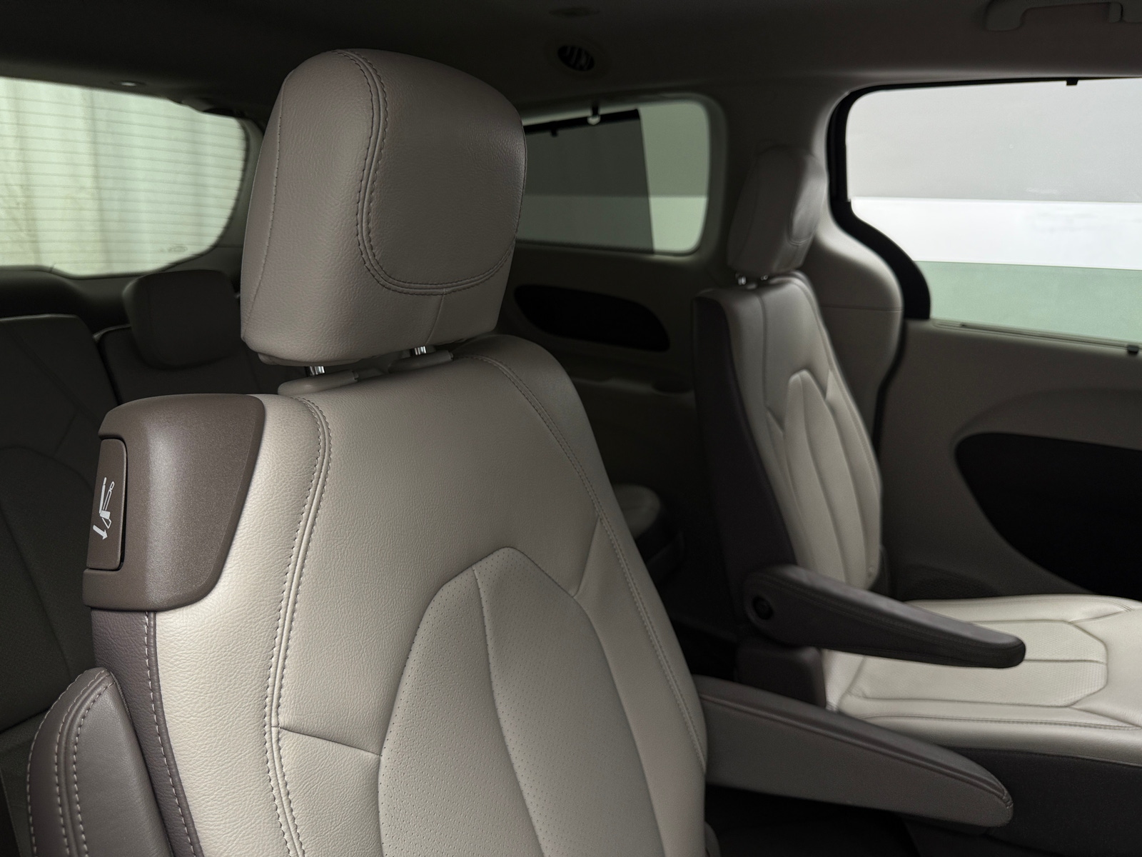 Thumbnail: 2018 Chrysler Pacifica - 5