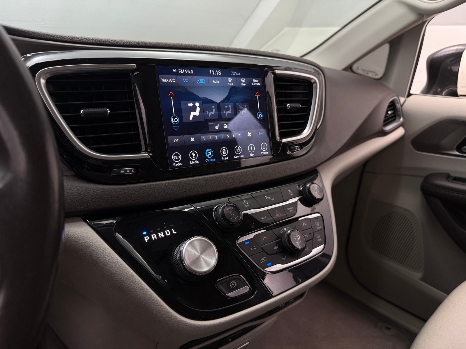 Thumbnail: 2018 Chrysler Pacifica - 3