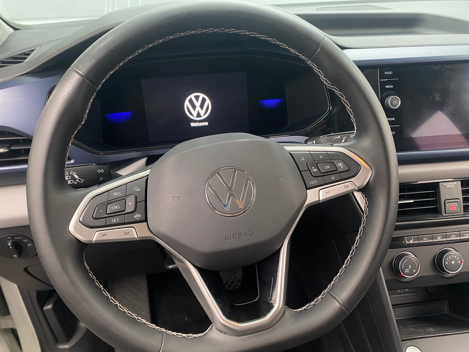 Thumbnail: 2022 Volkswagen Taos - 4