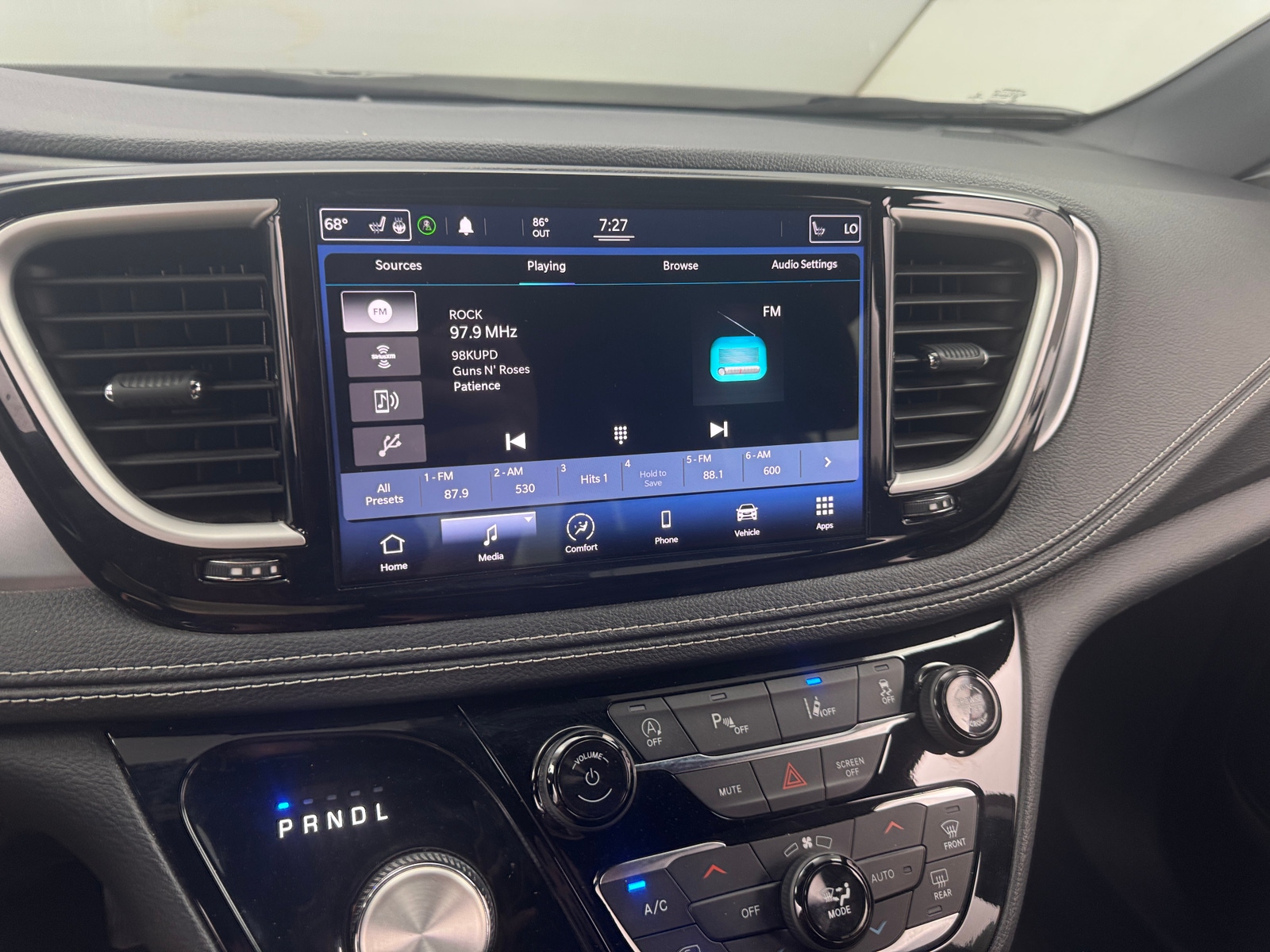 Thumbnail: 2021 Chrysler Pacifica - 3