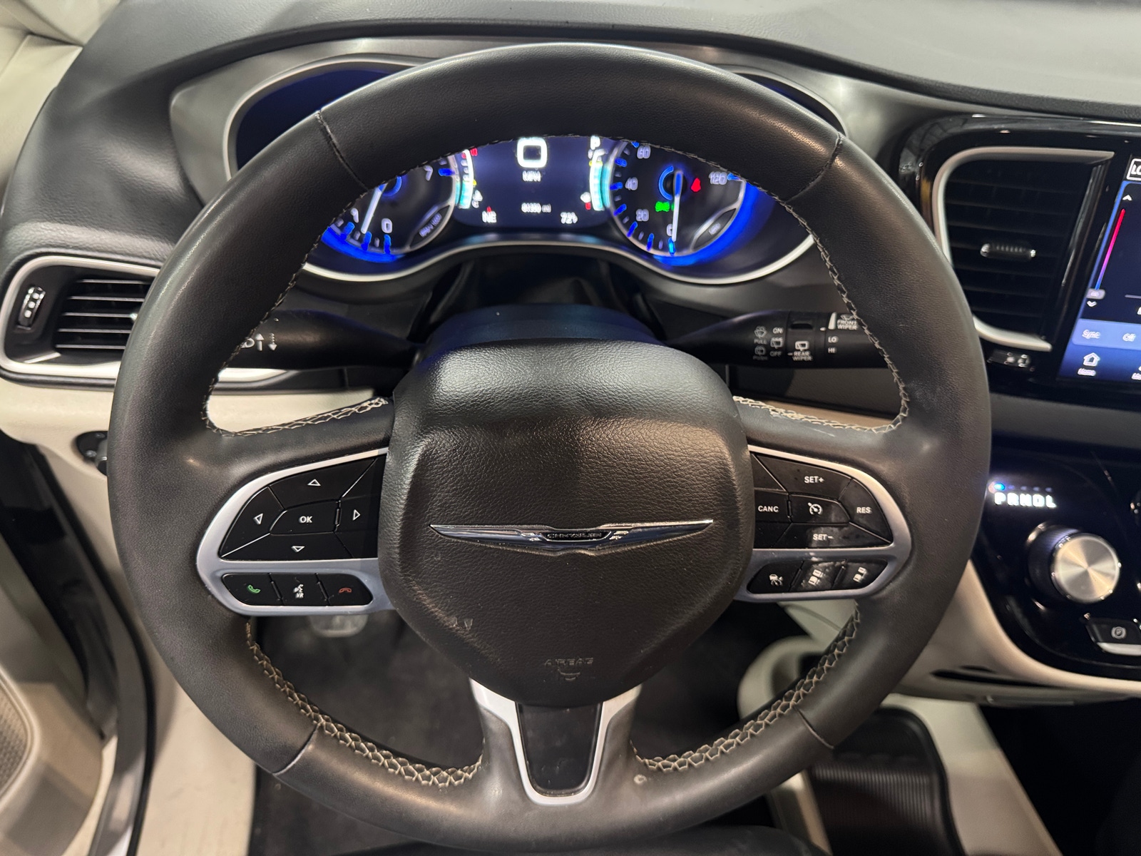 Thumbnail: 2022 Chrysler Pacifica - 4