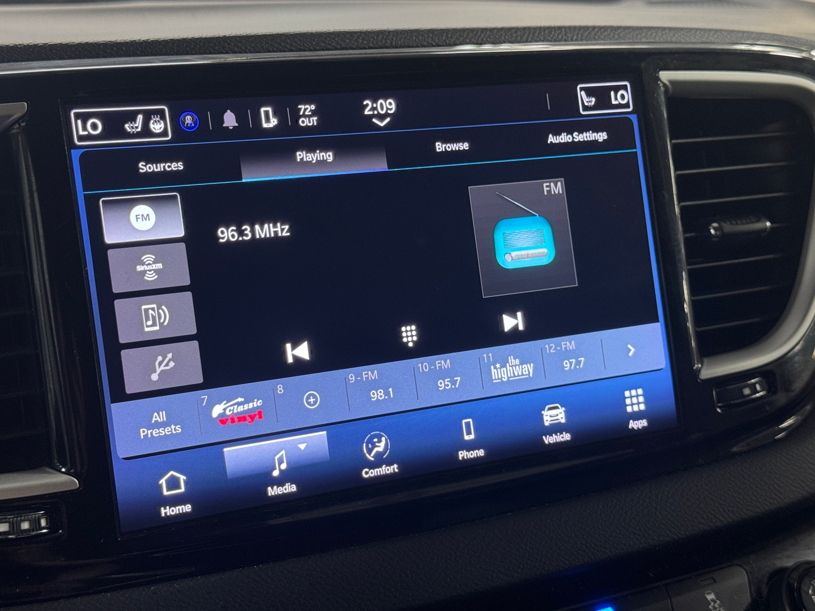 Thumbnail: 2022 Chrysler Pacifica - 3