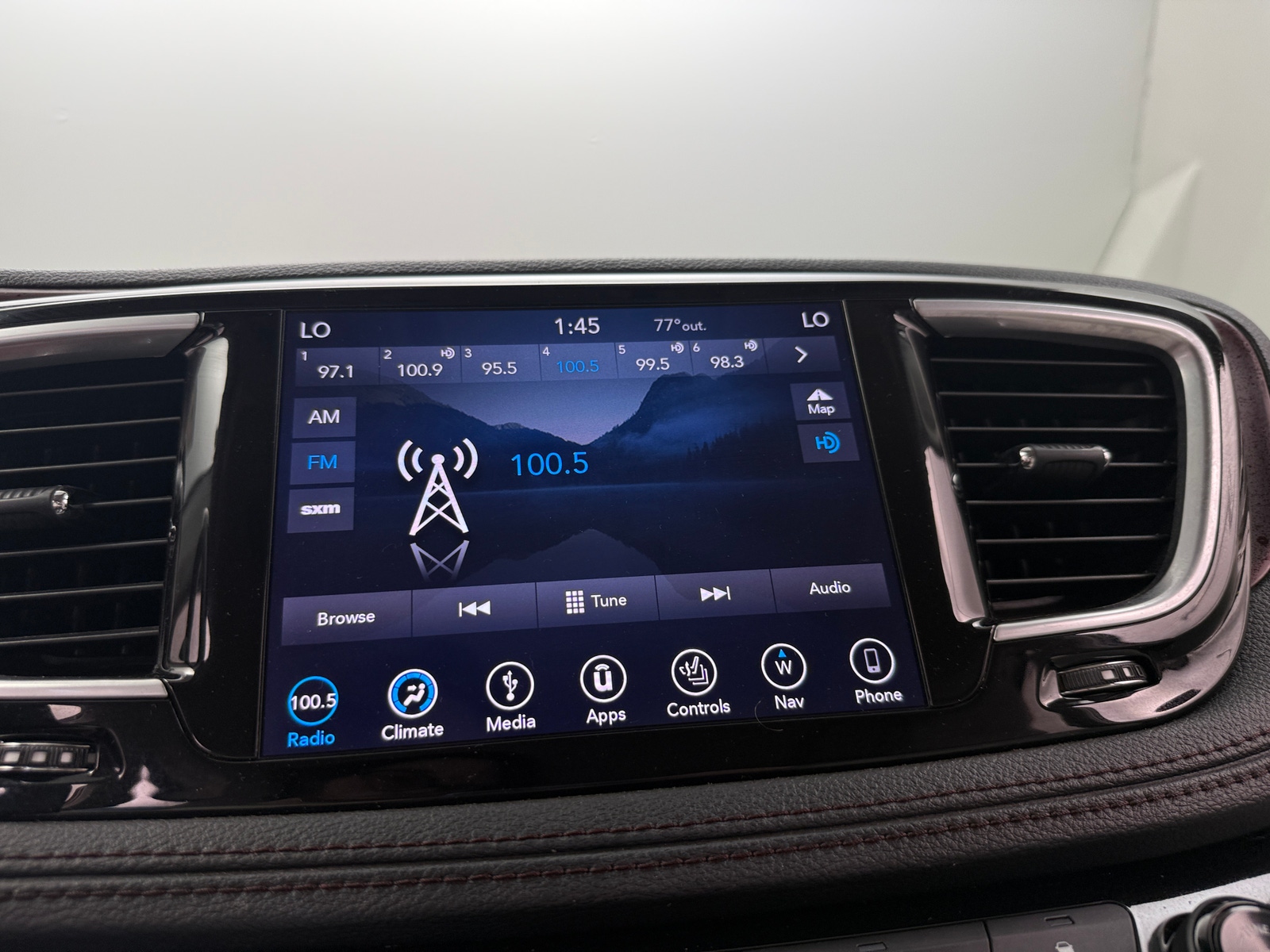 Thumbnail: 2018 Chrysler Pacifica - 3