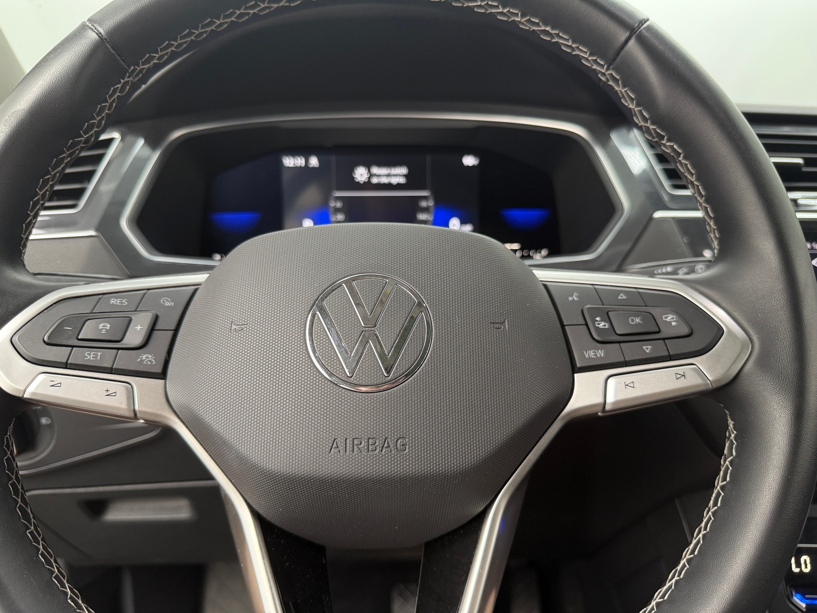 Thumbnail: 2022 Volkswagen Tiguan - 4