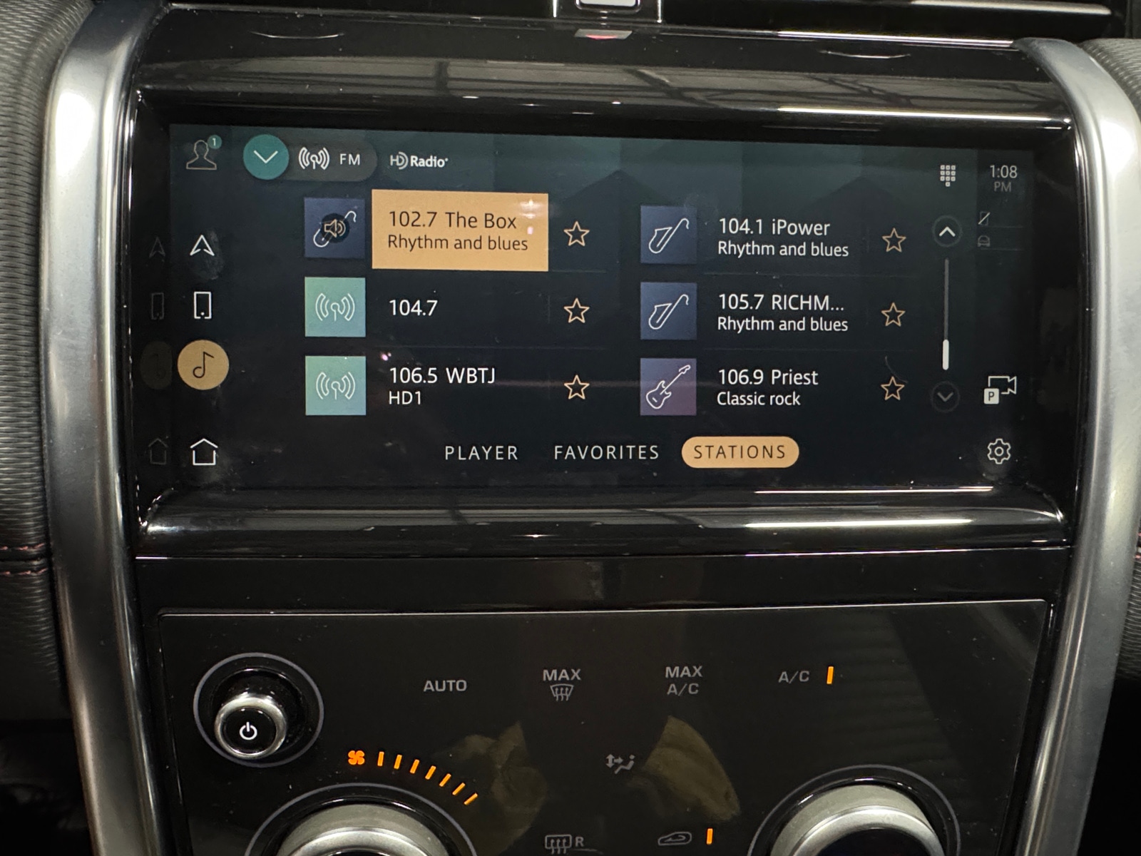 Thumbnail: 2023 Land Rover Discovery Sport - 3
