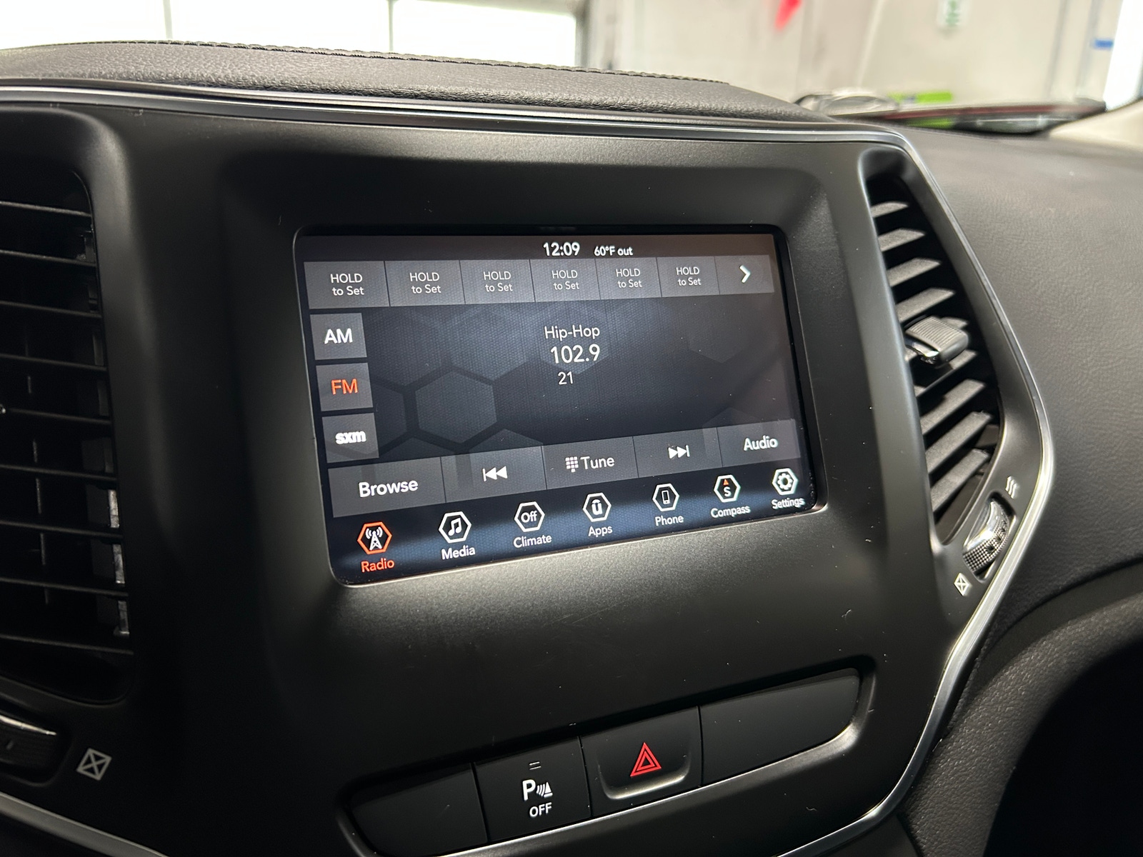 Thumbnail: 2020 Jeep Cherokee - 3