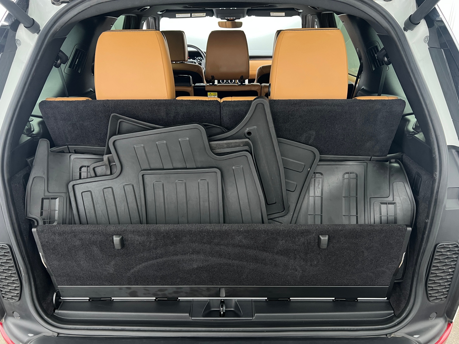 Thumbnail: 2020 Land Rover Discovery - 6