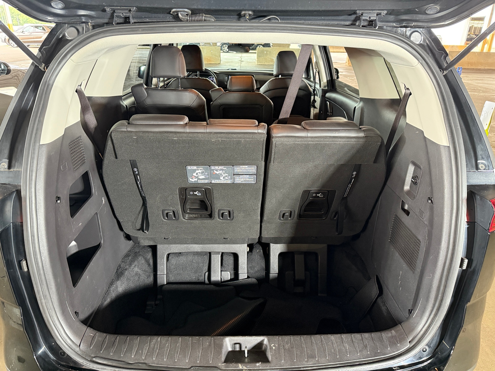 Thumbnail: 2023 Kia Carnival - 6