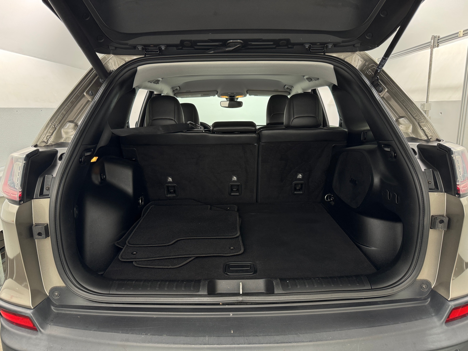 Thumbnail: 2019 Jeep Cherokee - 6