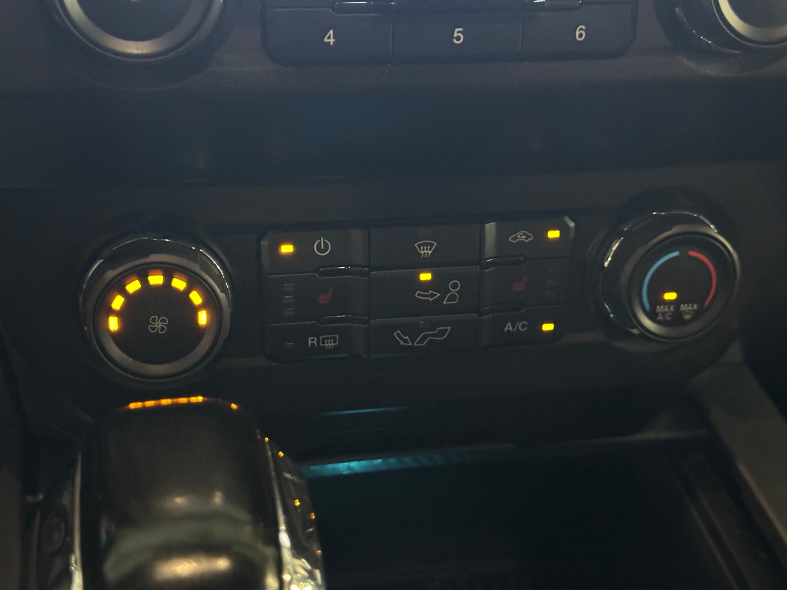 Thumbnail: 2019 Ford Econoline - 3