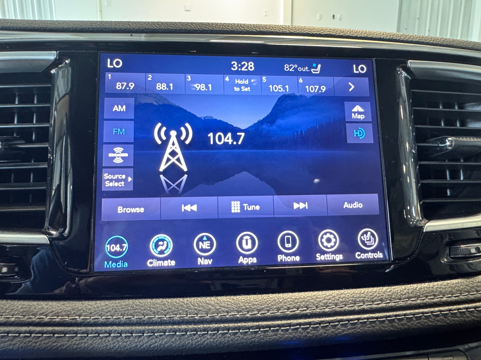 Thumbnail: 2019 Chrysler Pacifica - 3