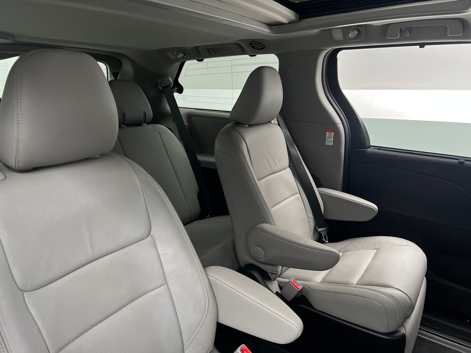 Thumbnail: 2015 Toyota Sienna - 5