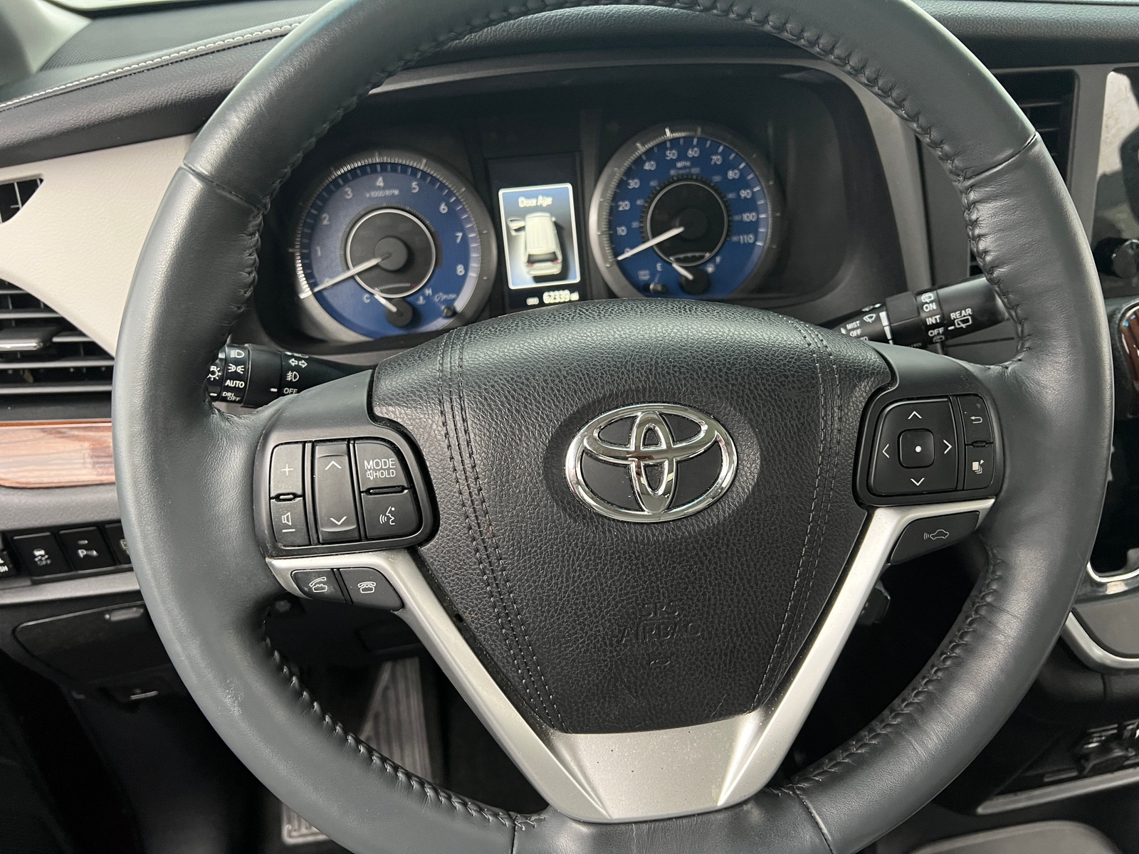 Thumbnail: 2015 Toyota Sienna - 4