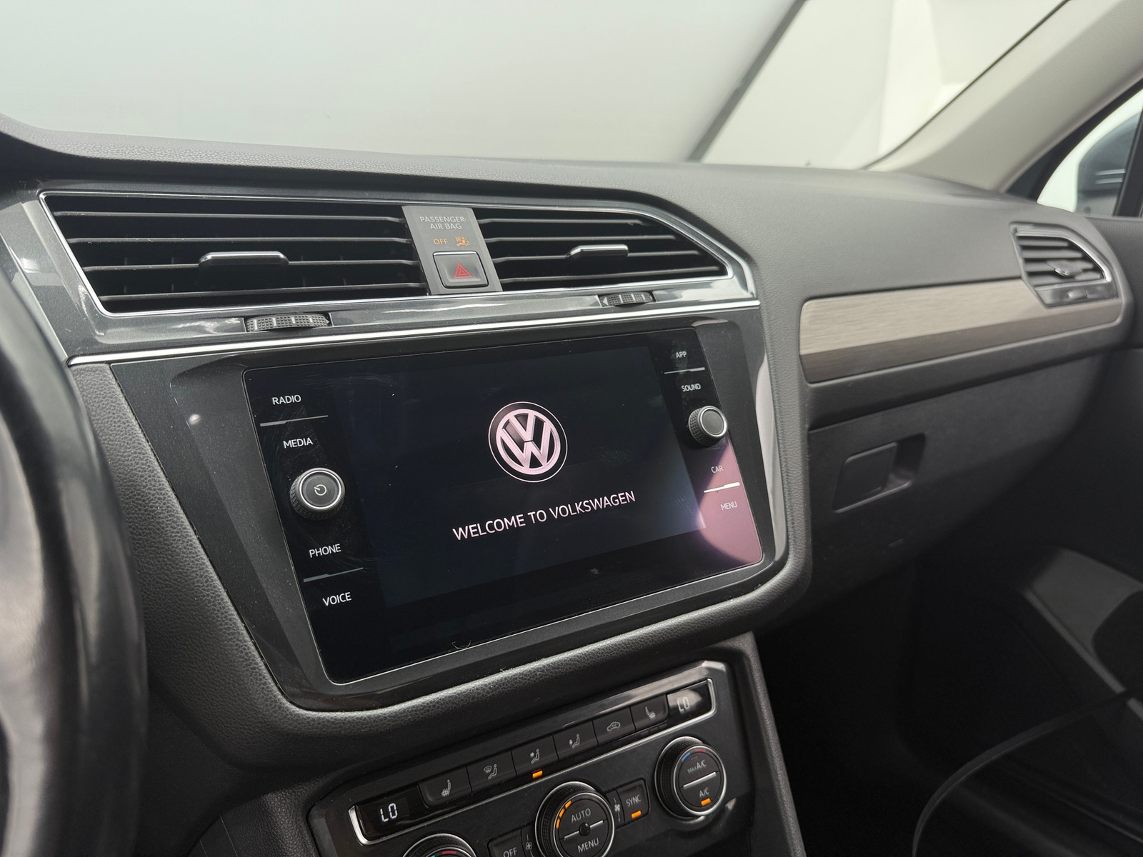 Thumbnail: 2018 Volkswagen Tiguan - 3