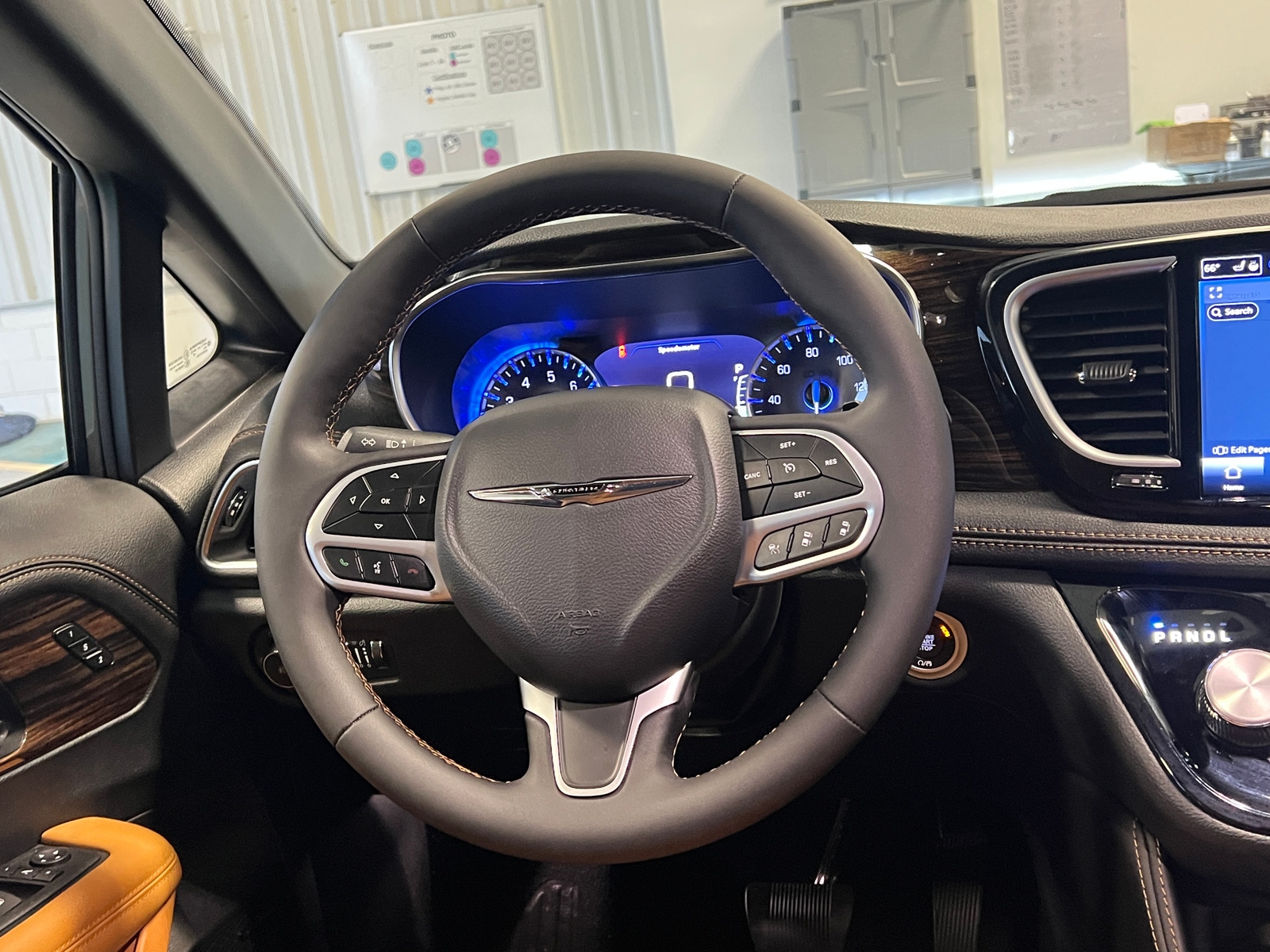 Thumbnail: 2023 Chrysler Pacifica - 5