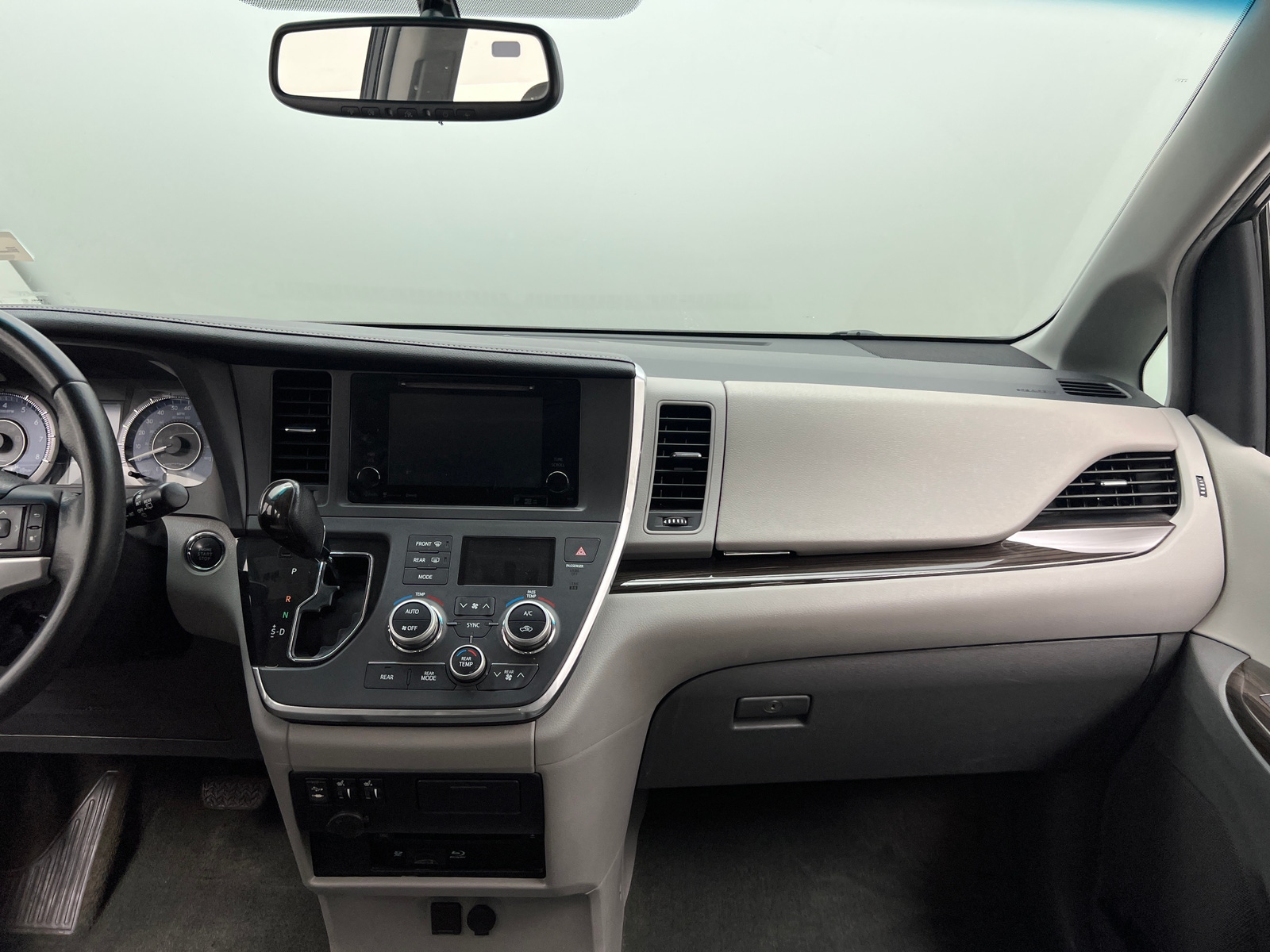 Thumbnail: 2017 Toyota Sienna - 2