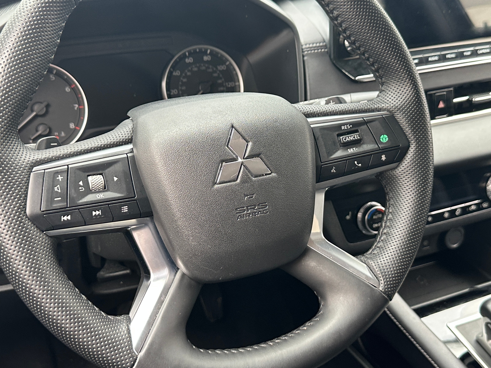 Thumbnail: 2024 Mitsubishi Outlander - 4