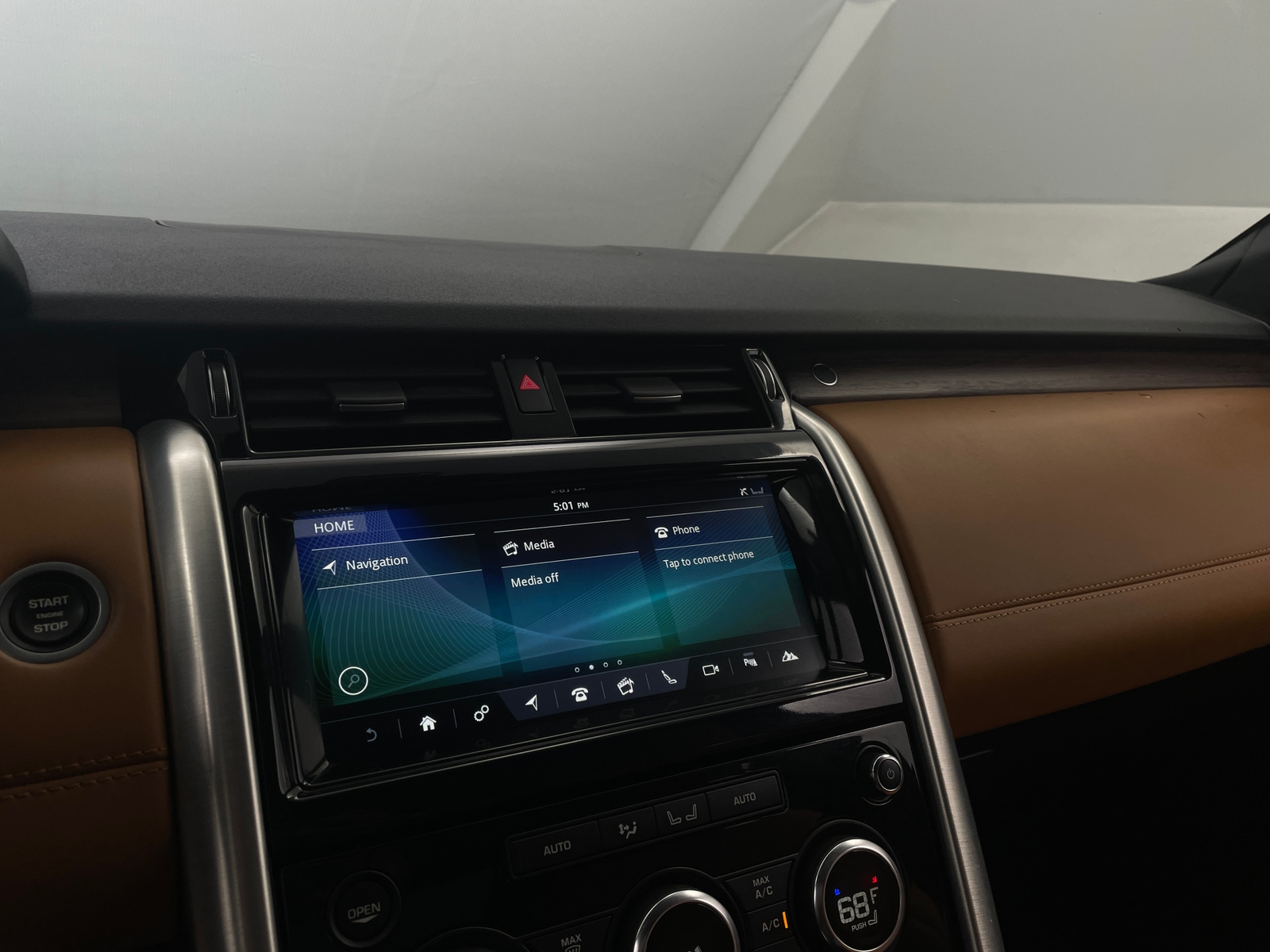 Thumbnail: 2018 Land Rover Discovery - 3