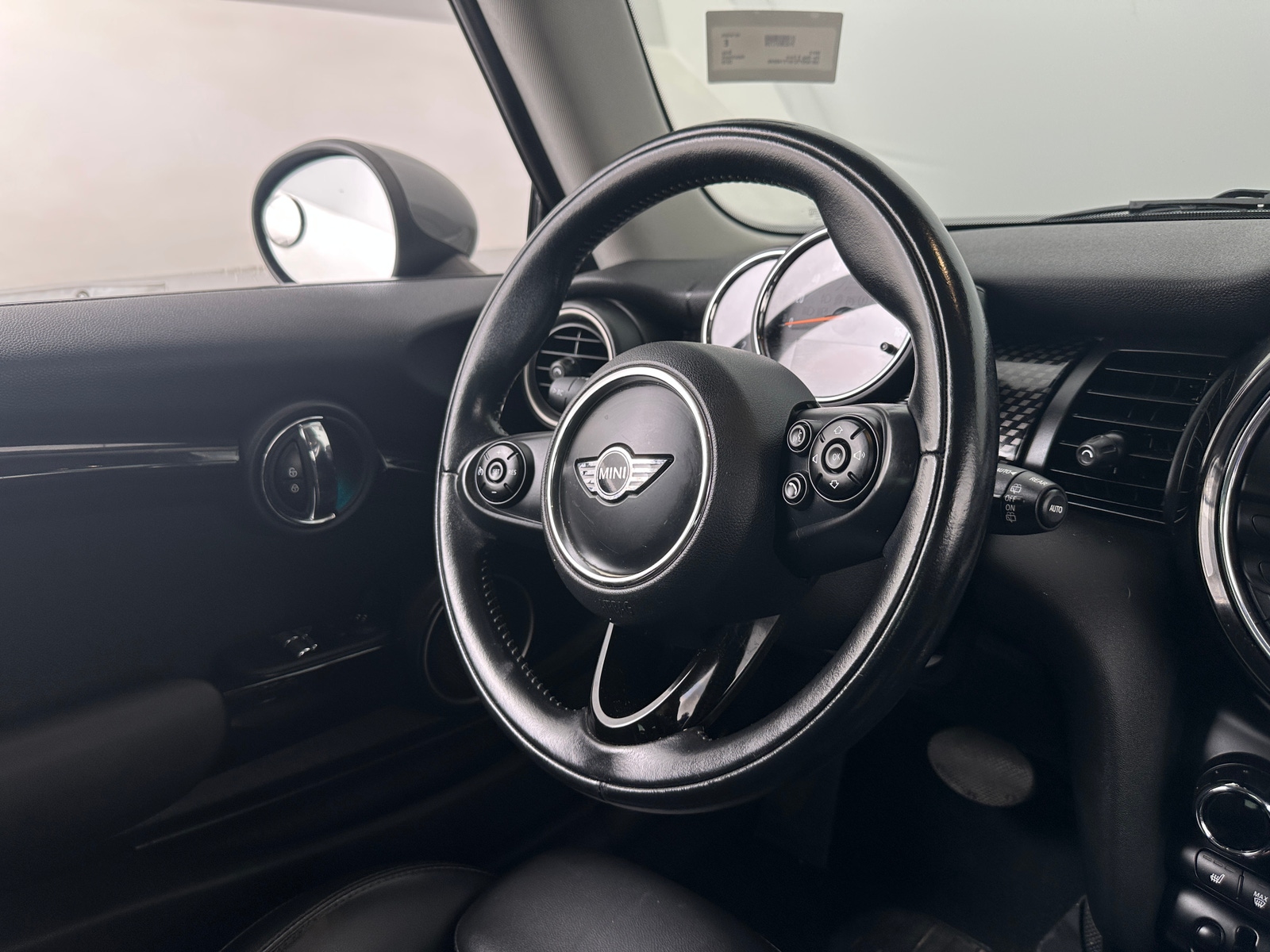 Thumbnail: 2015 MINI Cooper Hardtop - 4