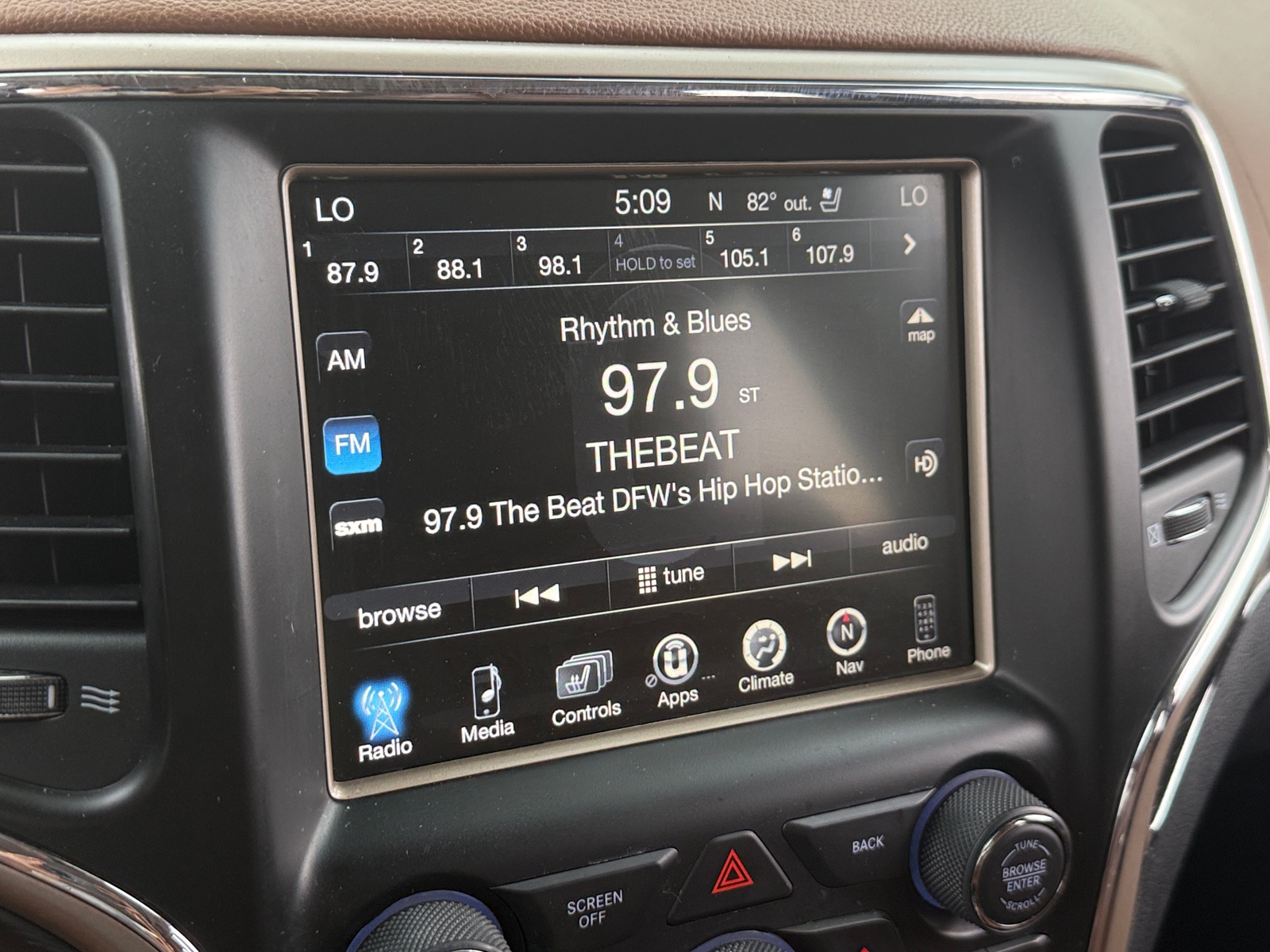 Thumbnail: 2015 Jeep Grand Cherokee - 3