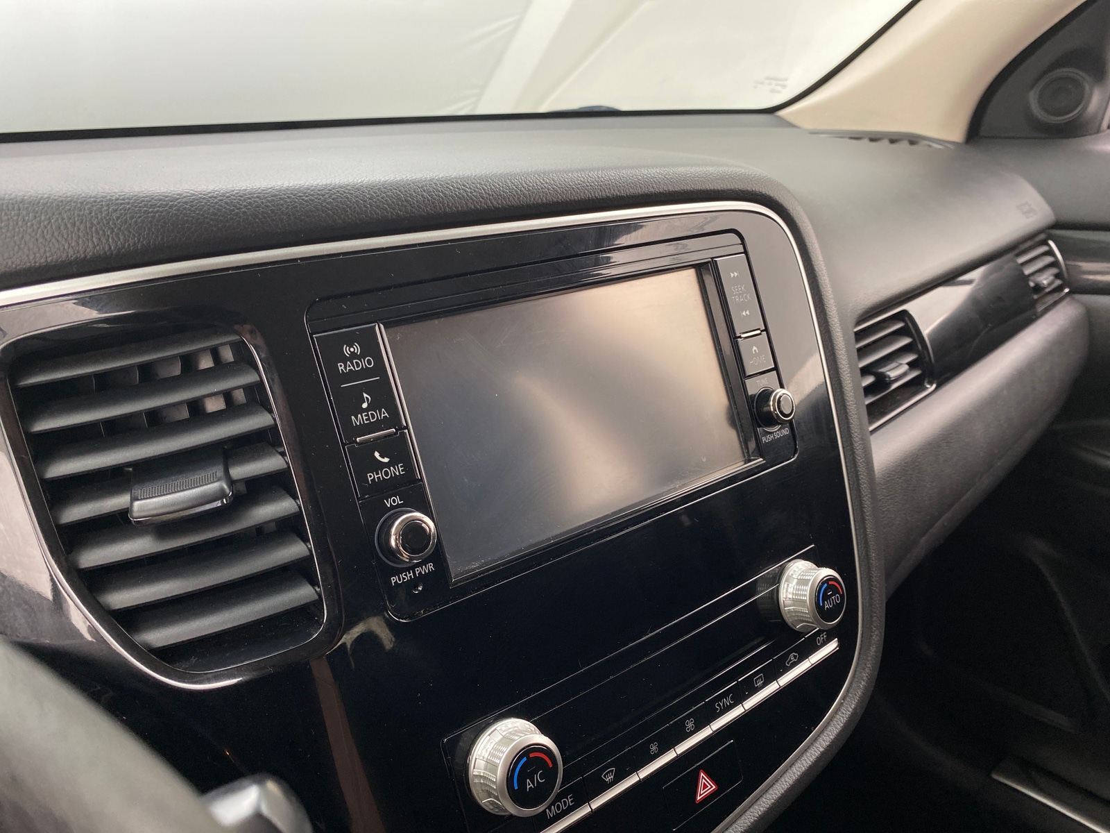 Thumbnail: 2020 Mitsubishi Outlander - 4