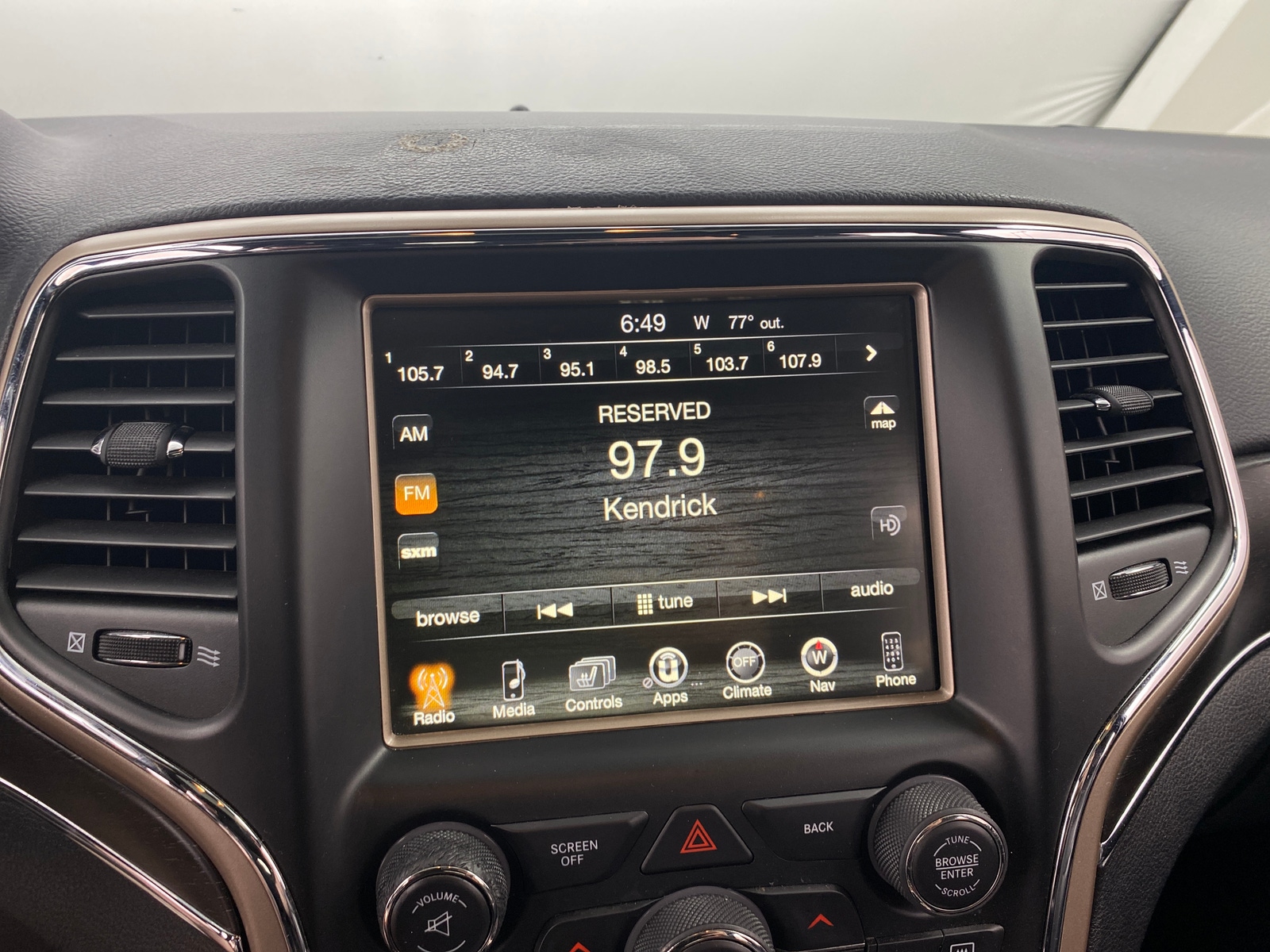 Thumbnail: 2017 Jeep Grand Cherokee - 3