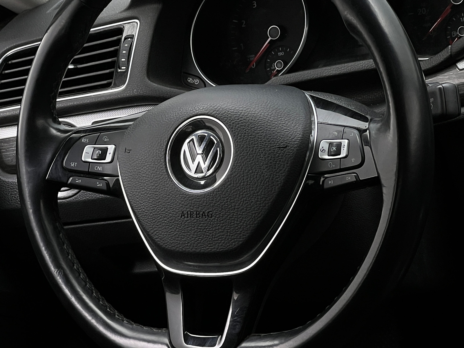 Thumbnail: 2016 Volkswagen Passat - 4