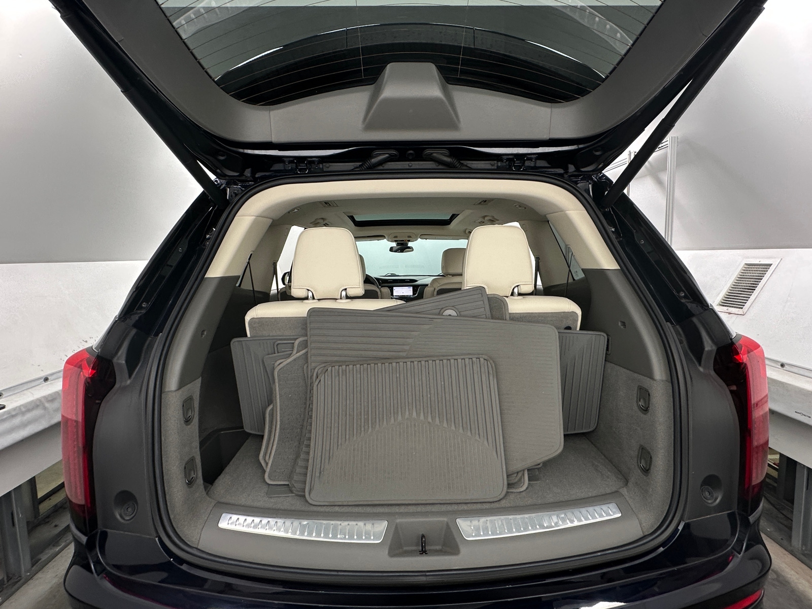 Thumbnail: 2021 Cadillac XT6 - 6