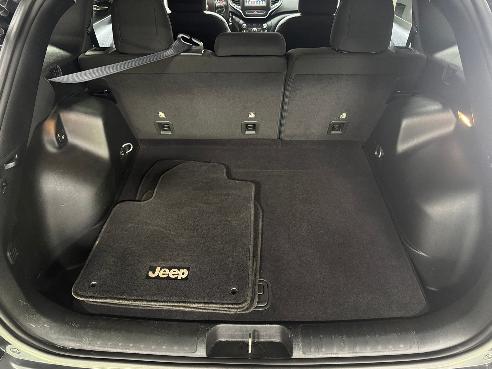 Thumbnail: 2019 Jeep Cherokee - 7