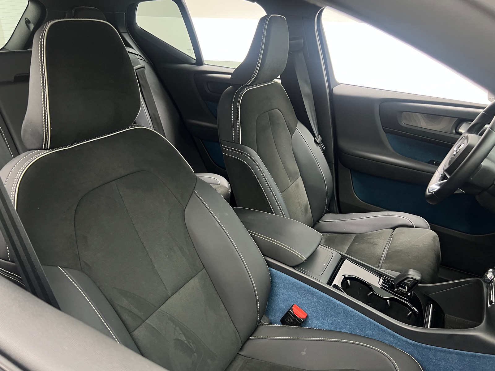 Thumbnail: 2023 Volvo XC40 - 2