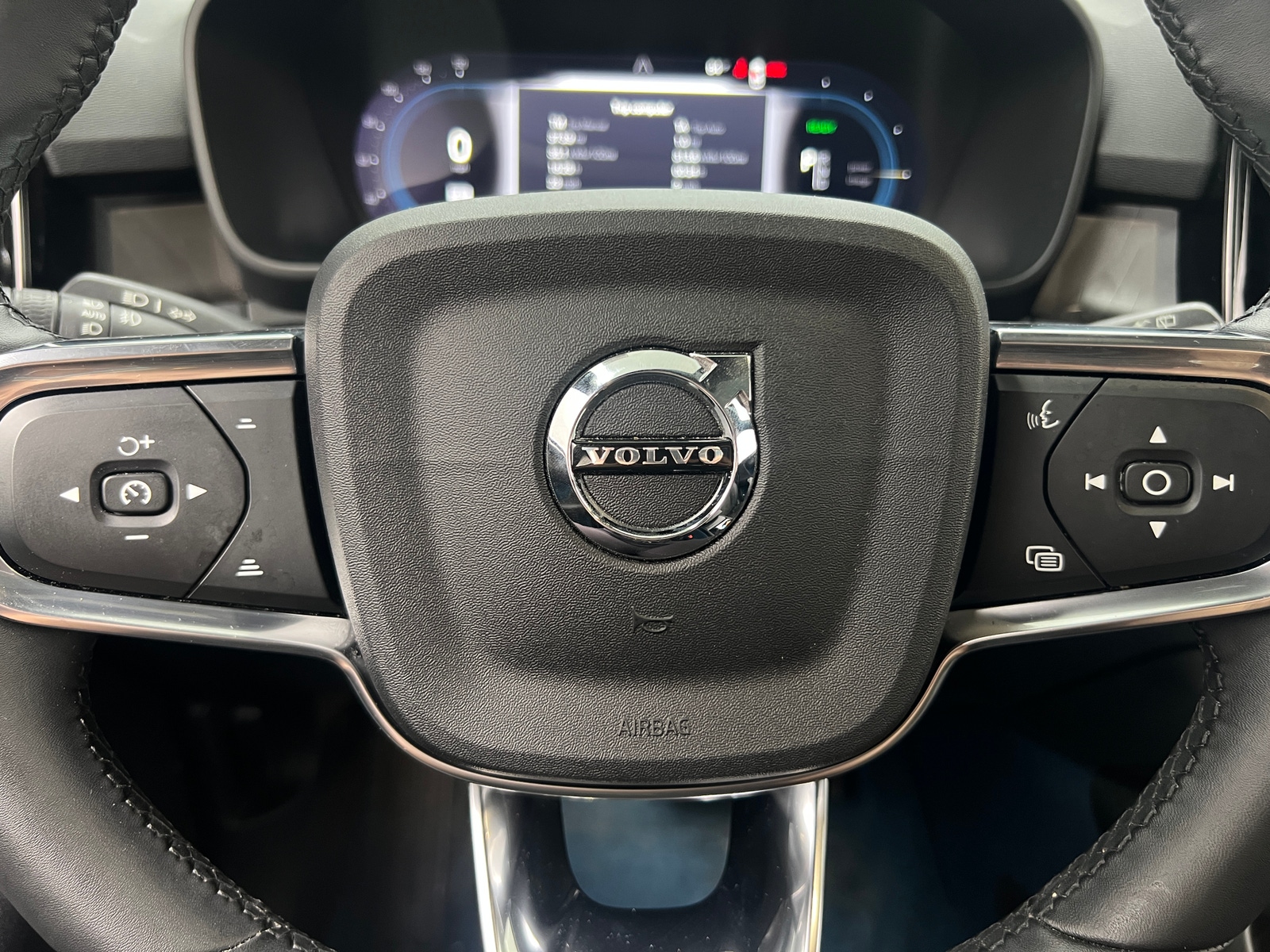 Thumbnail: 2023 Volvo XC40 - 5