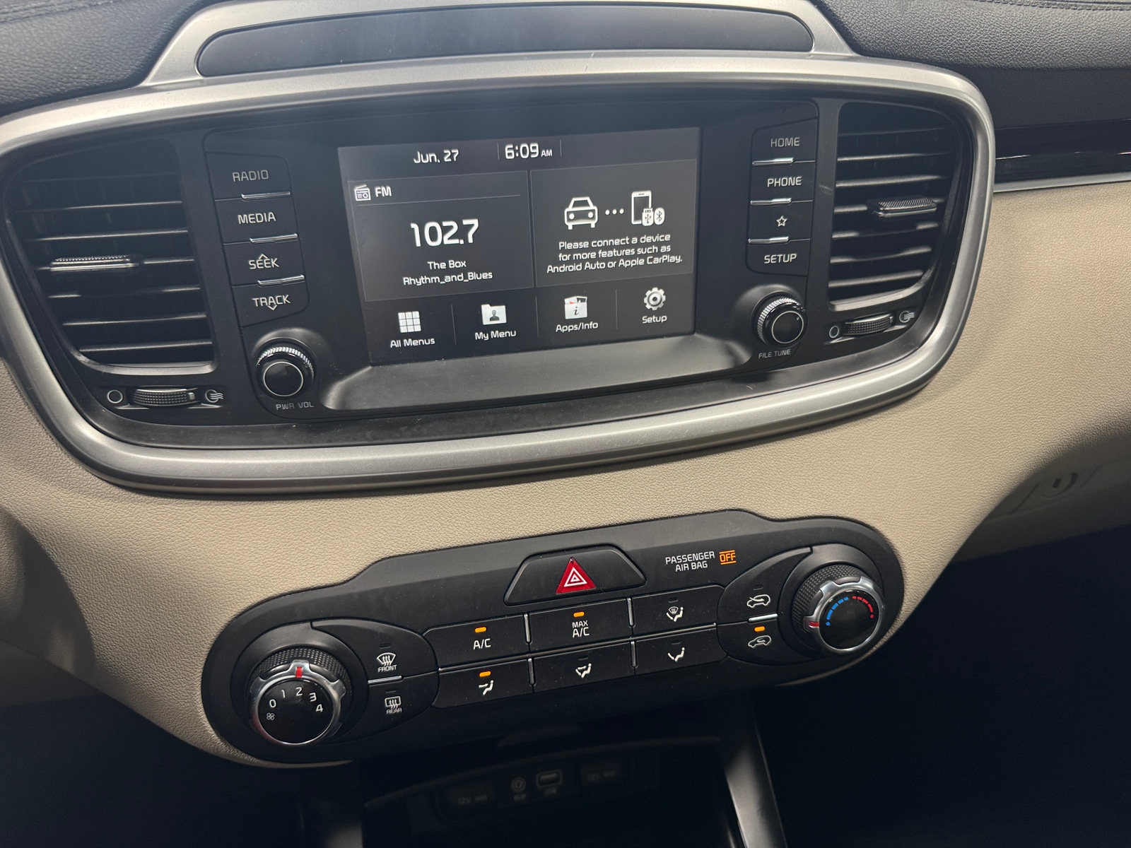 Thumbnail: 2019 Kia Sorento - 4