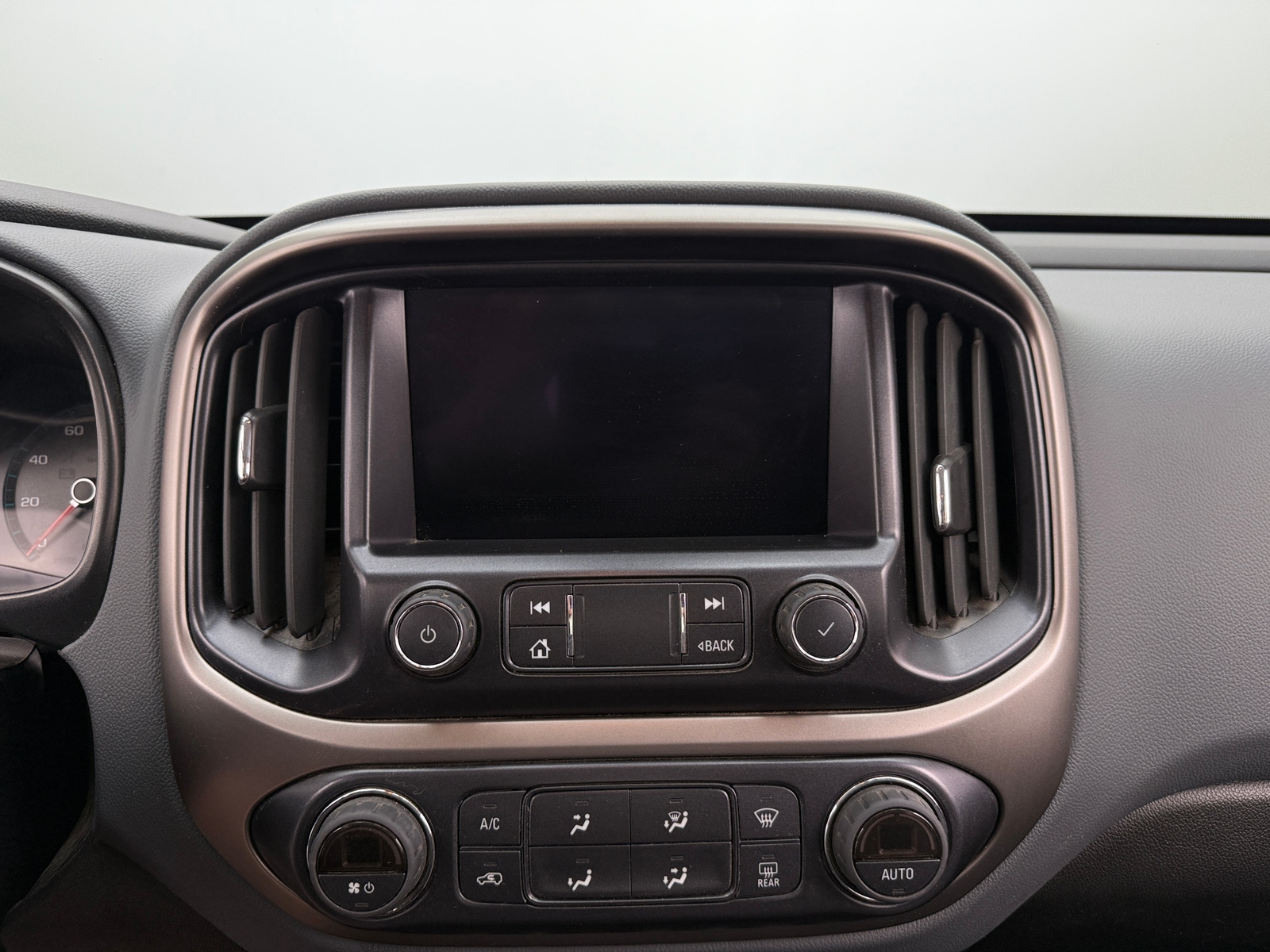 Thumbnail: 2022 Chevrolet Colorado - 4