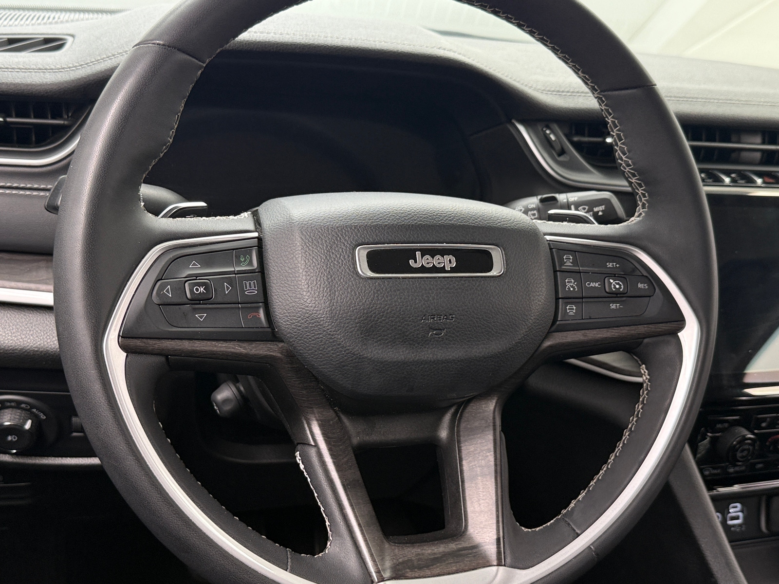 Thumbnail: 2023 Jeep Grand Cherokee L - 4