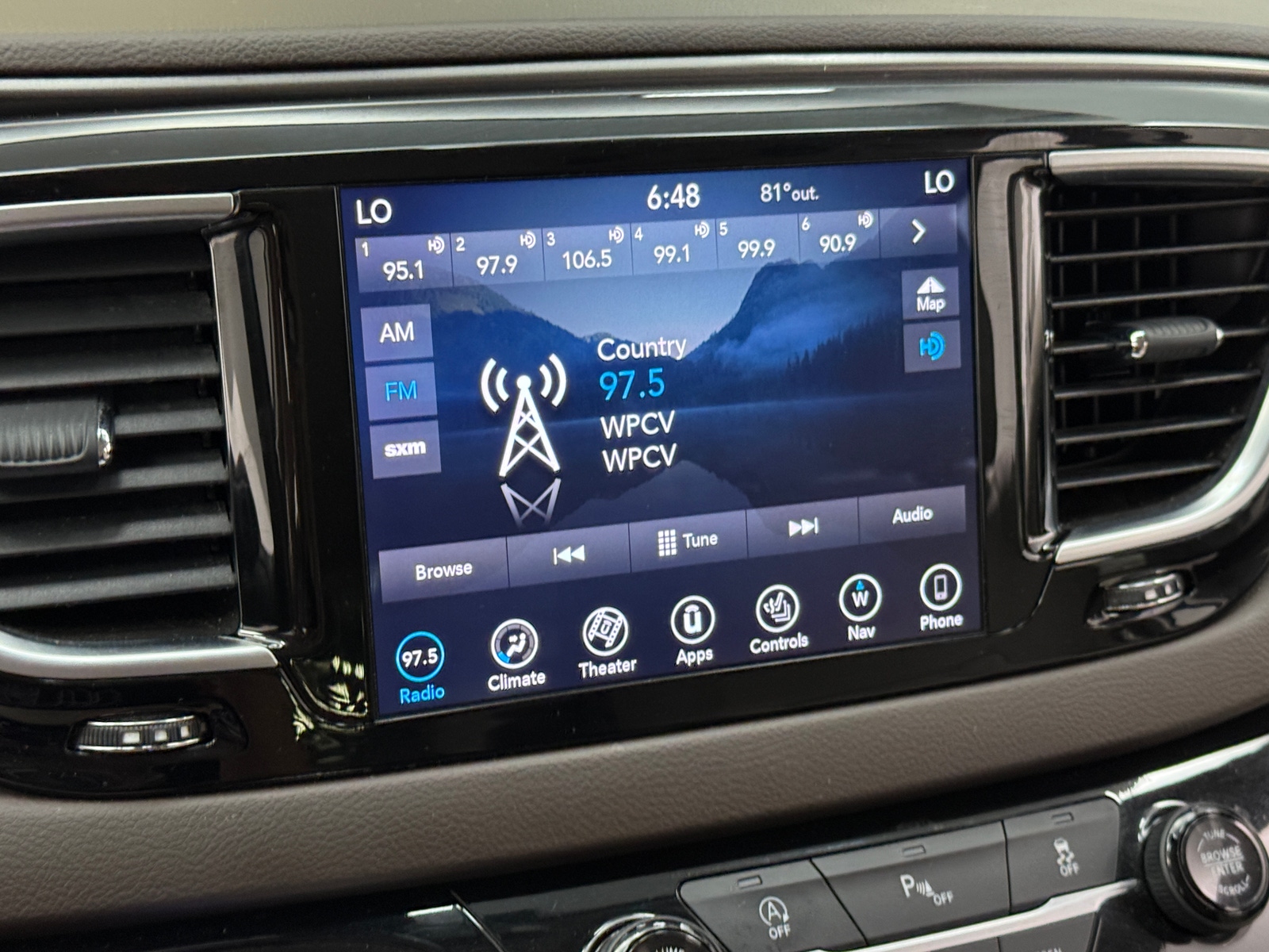 Thumbnail: 2018 Chrysler Pacifica - 3
