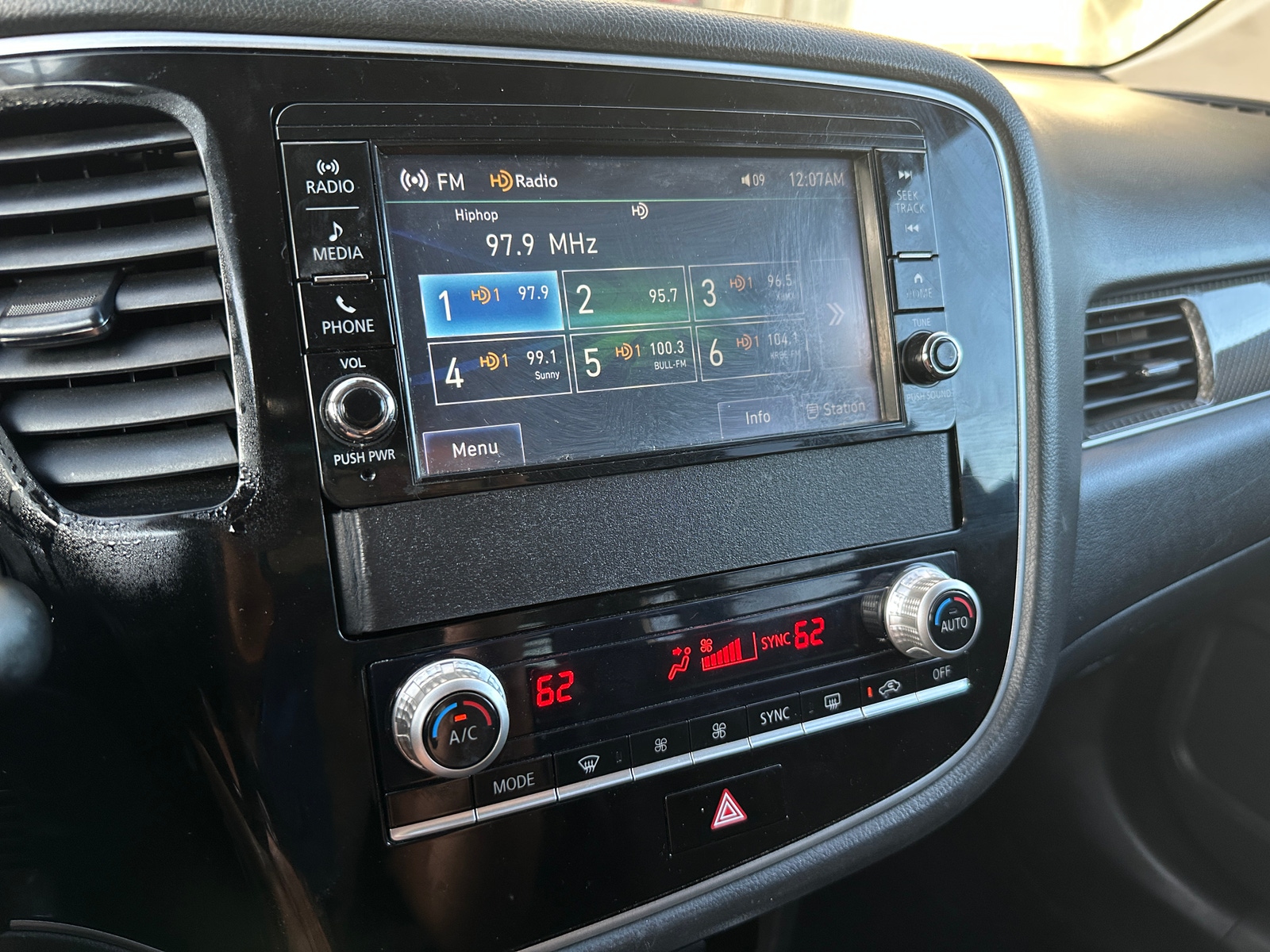 Thumbnail: 2020 Mitsubishi Outlander - 2