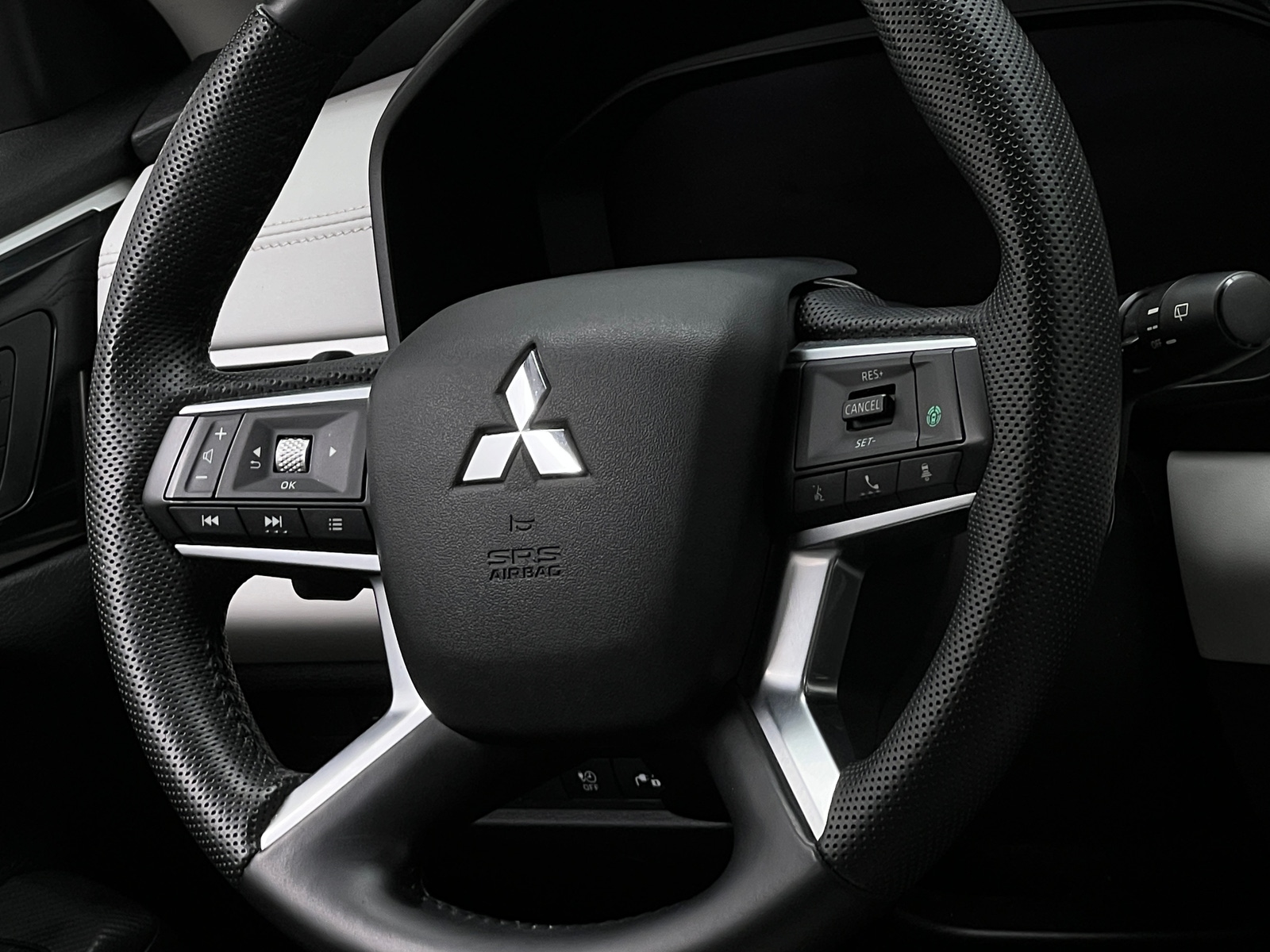 Thumbnail: 2023 Mitsubishi Outlander - 4