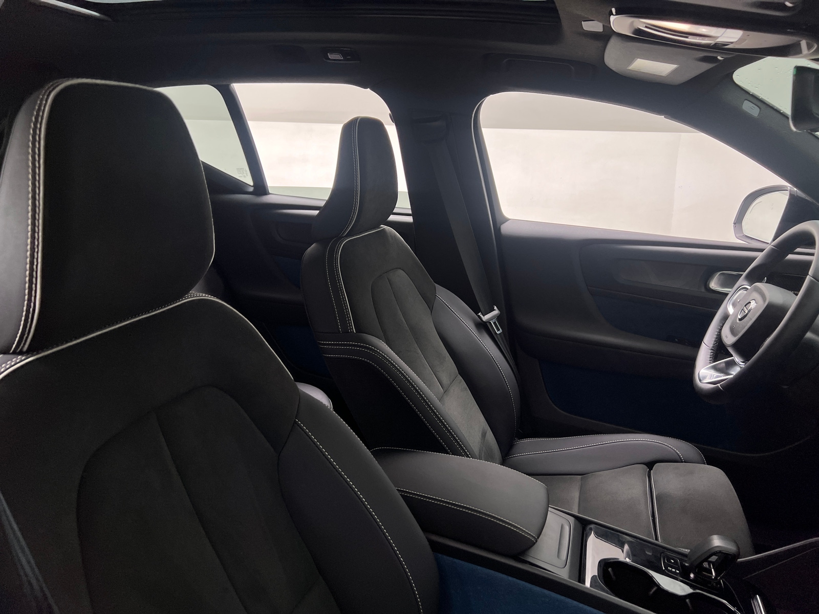 Thumbnail: 2023 Volvo XC40 - 2