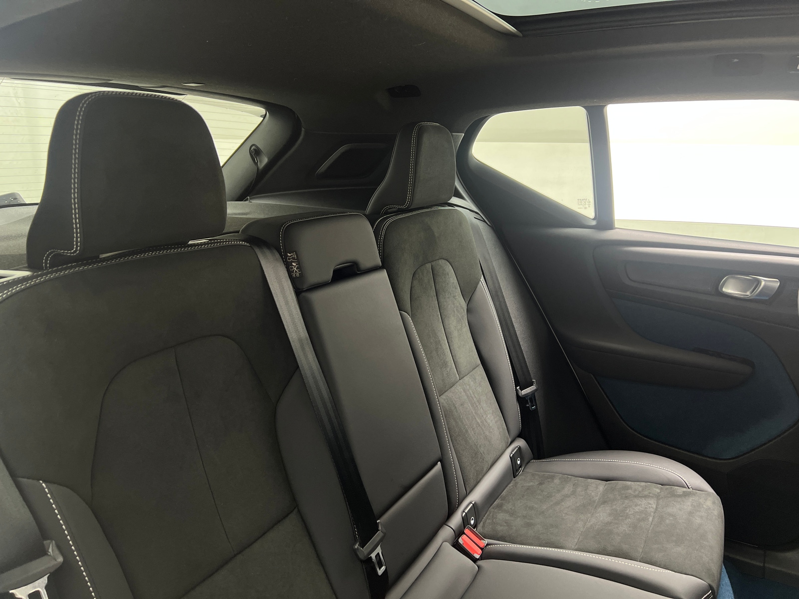 Thumbnail: 2023 Volvo XC40 - 6
