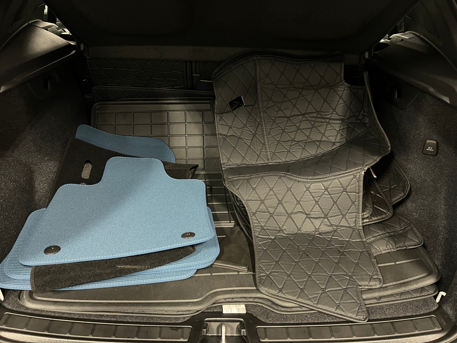 Thumbnail: 2023 Volvo XC40 - 7