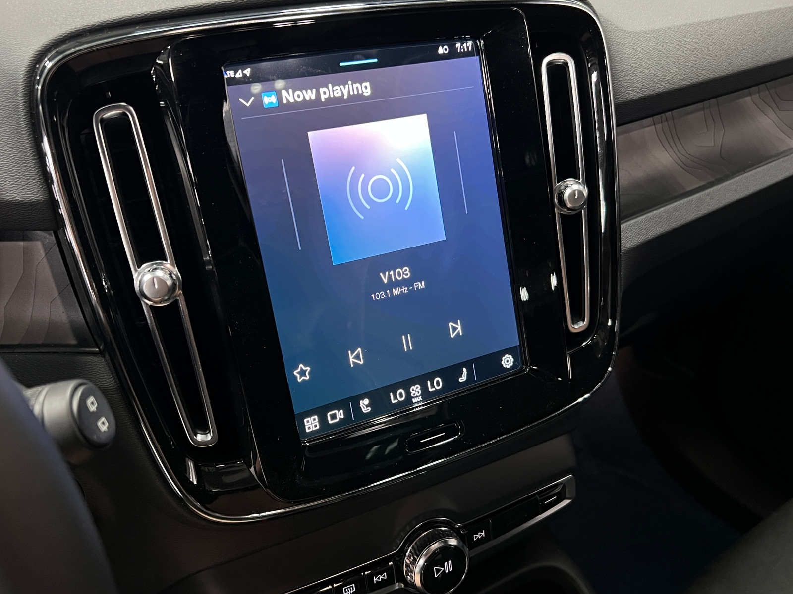 Thumbnail: 2023 Volvo XC40 - 4
