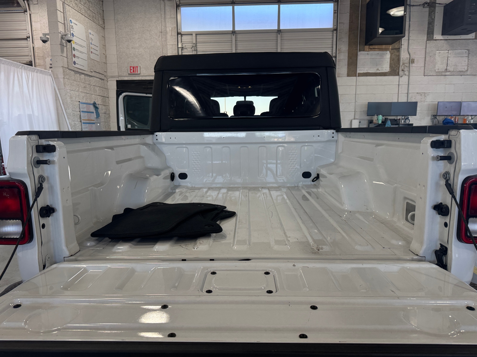 Thumbnail: 2021 Jeep Gladiator - 7